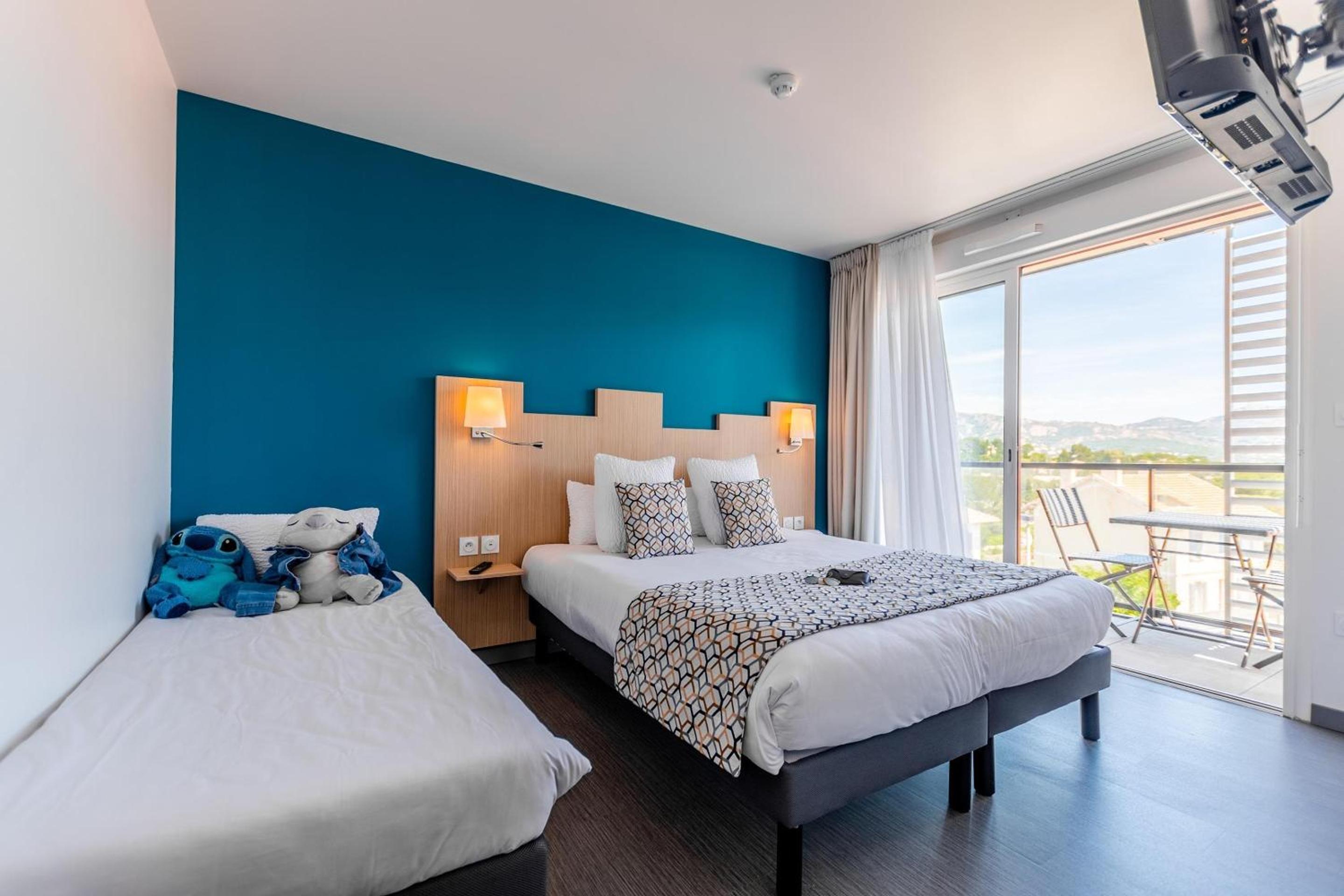 Family Room with One Queen Bed and One Single Bed - Balcony/Non-Smoking - Photo 1