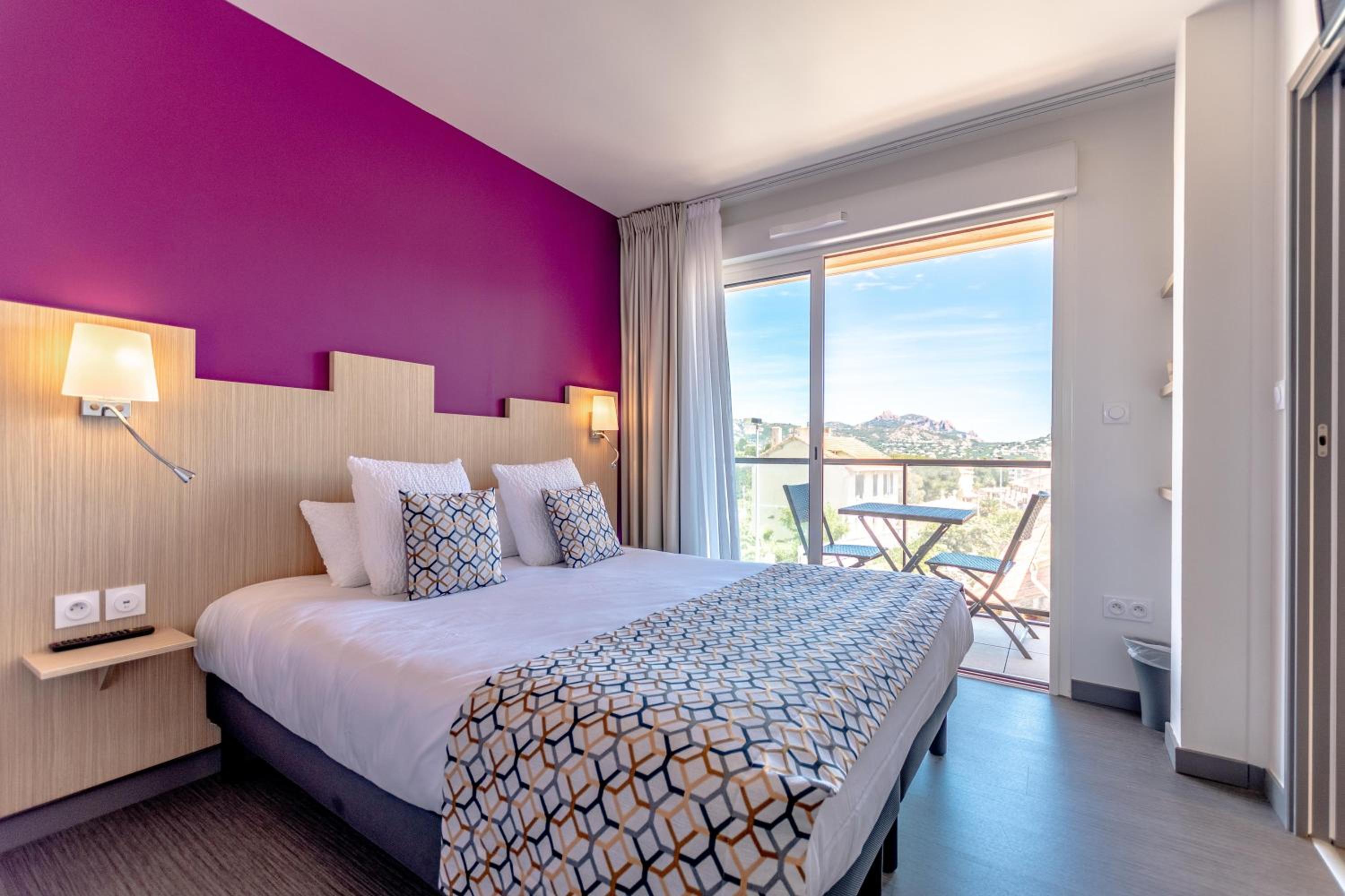 Standard Queen Room with Balcony - Non-Smoking - Photo 18