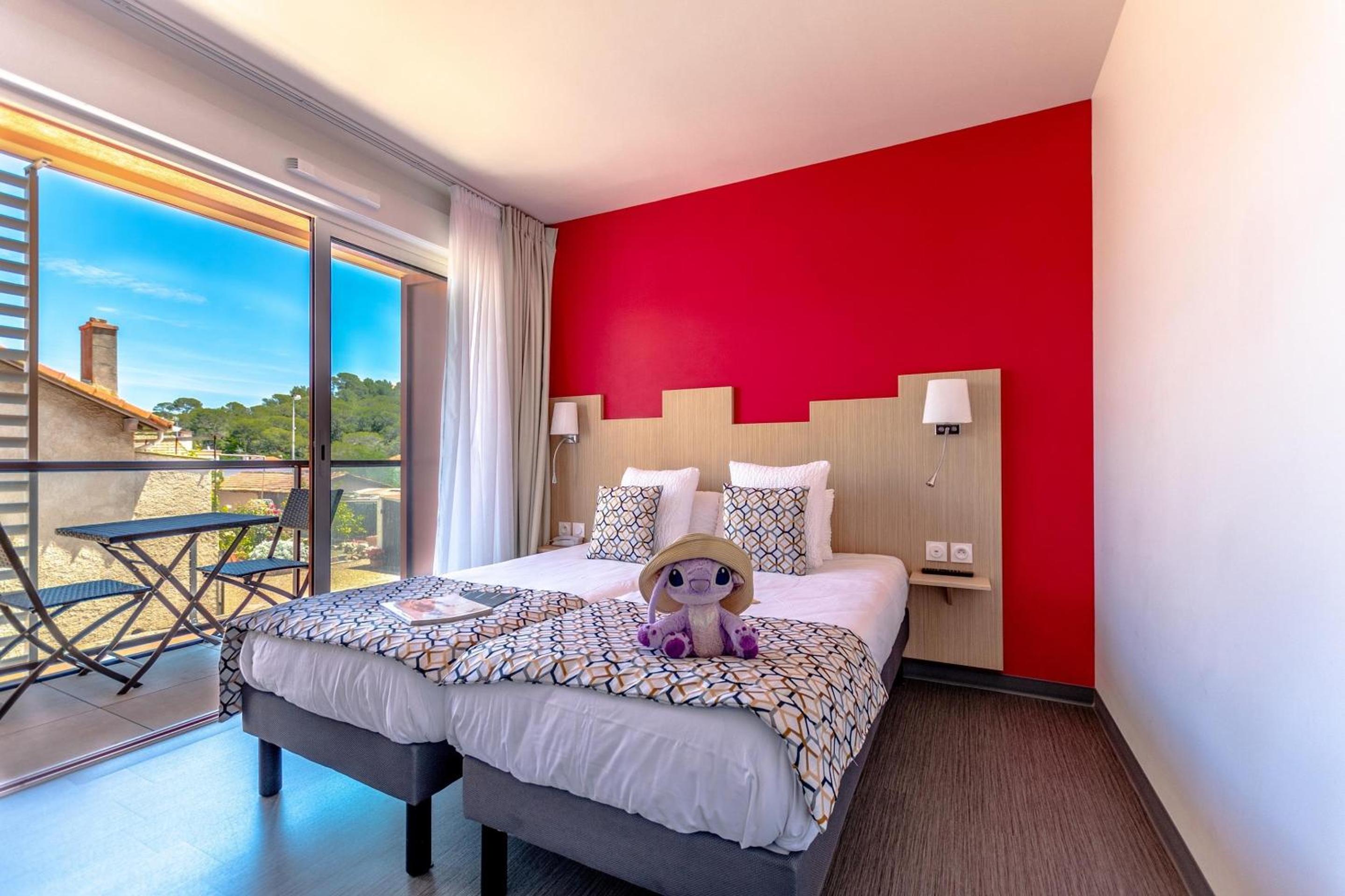 Standard Queen Room with Balcony - Non-Smoking - Photo 19