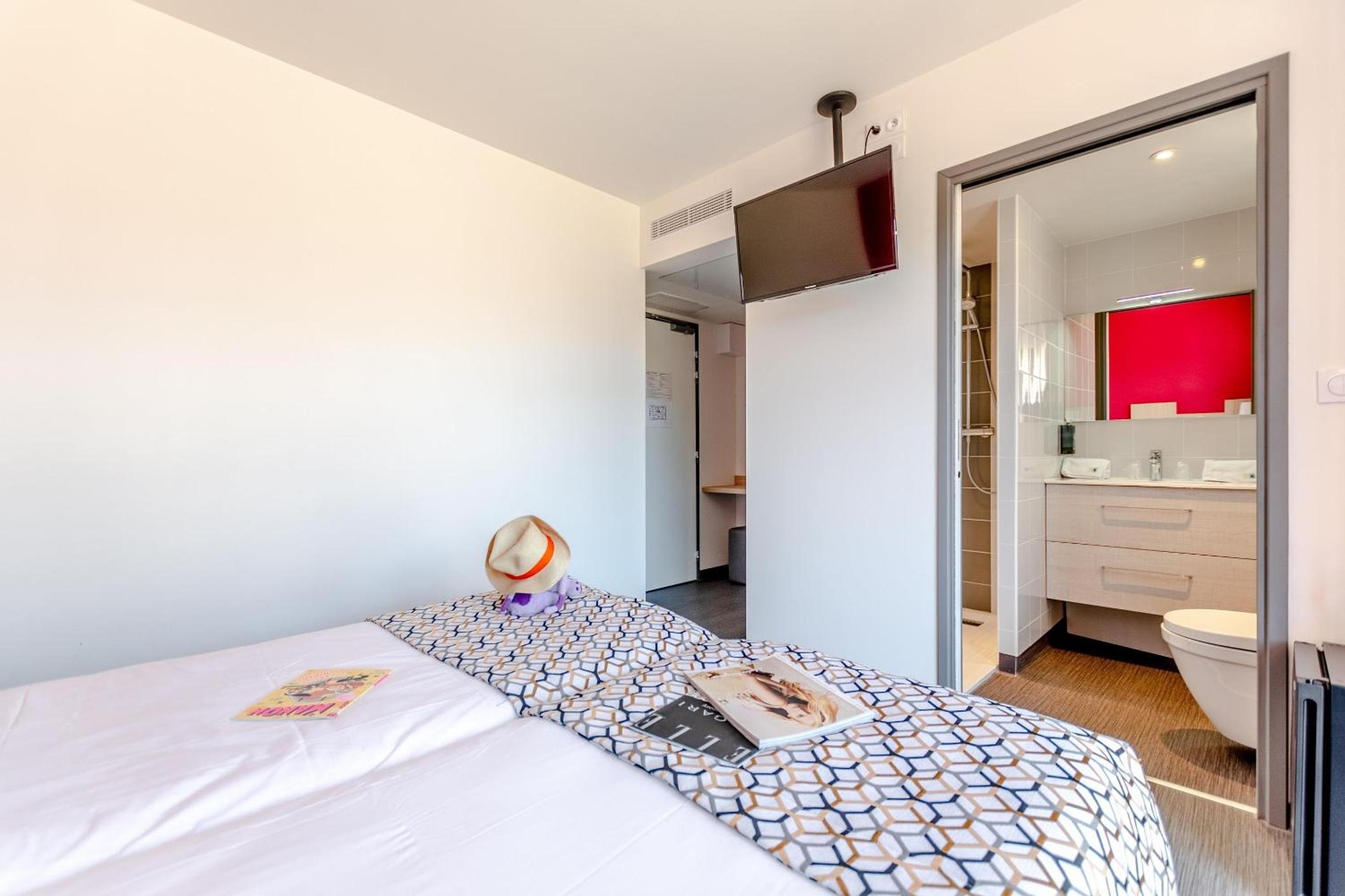 Standard Queen Room with Balcony - Non-Smoking - Photo 20