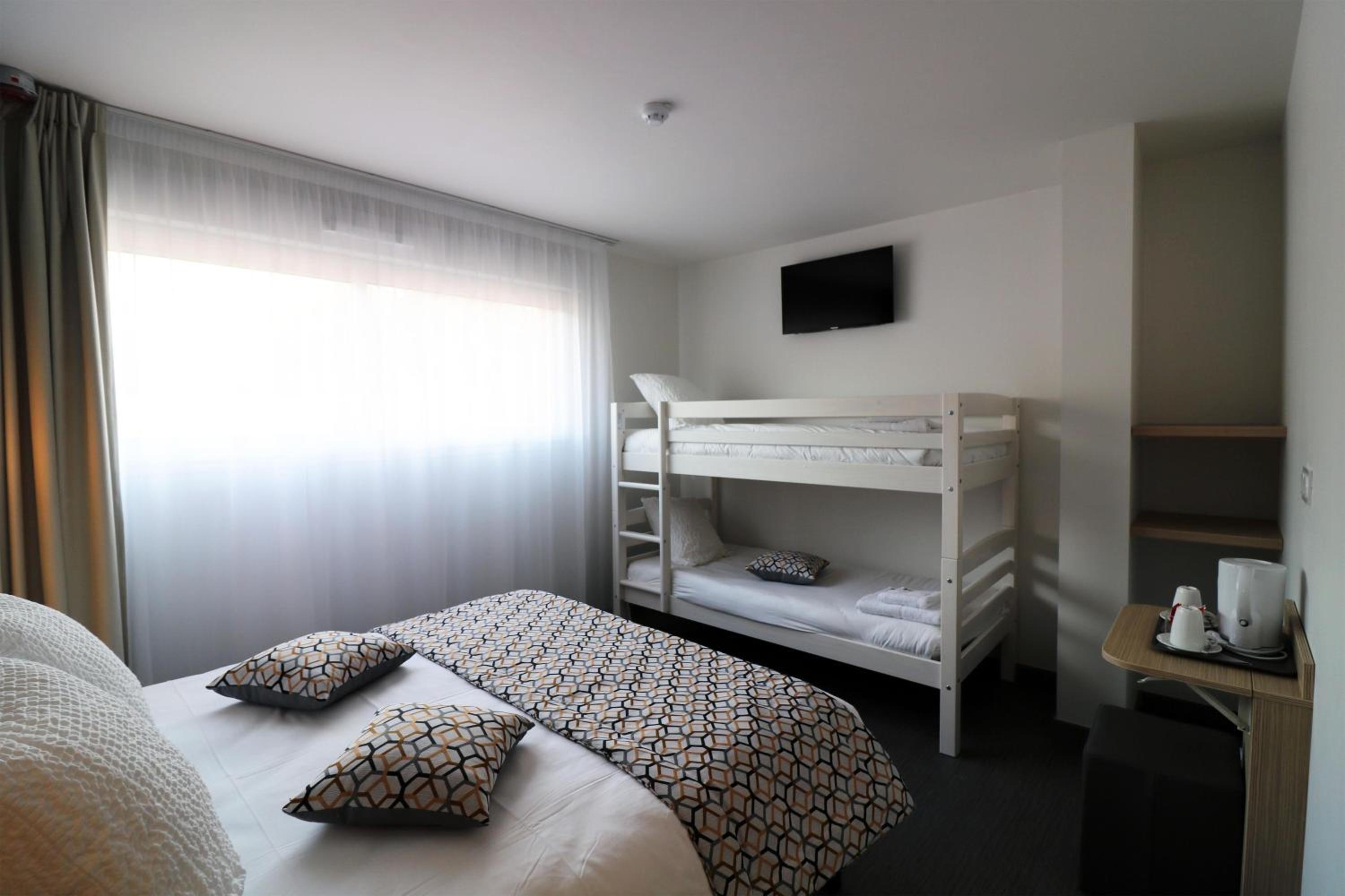 Family Room with One Double Bed and One Bunk Bed - Ground Floor/Non-Smoking - Photo 1