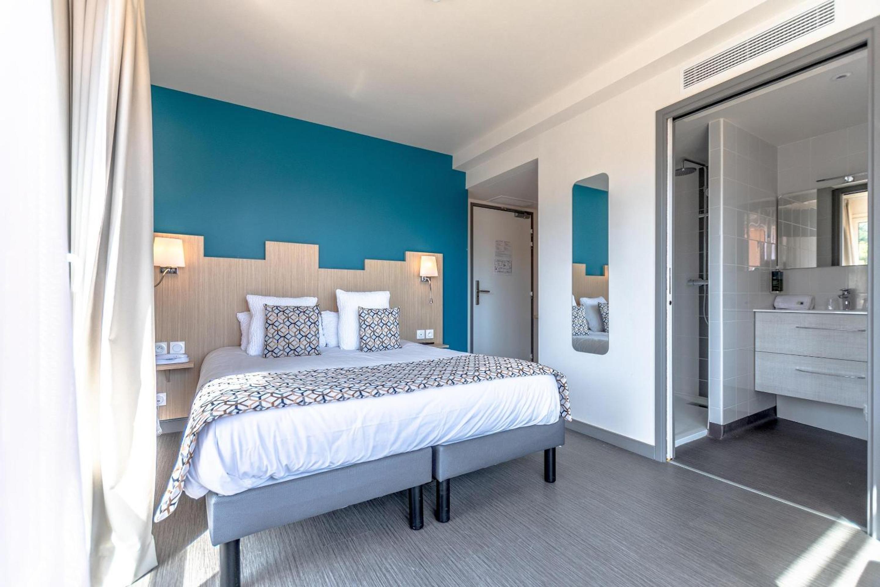 Standard Queen Room with Balcony - Non-Smoking - Photo 4