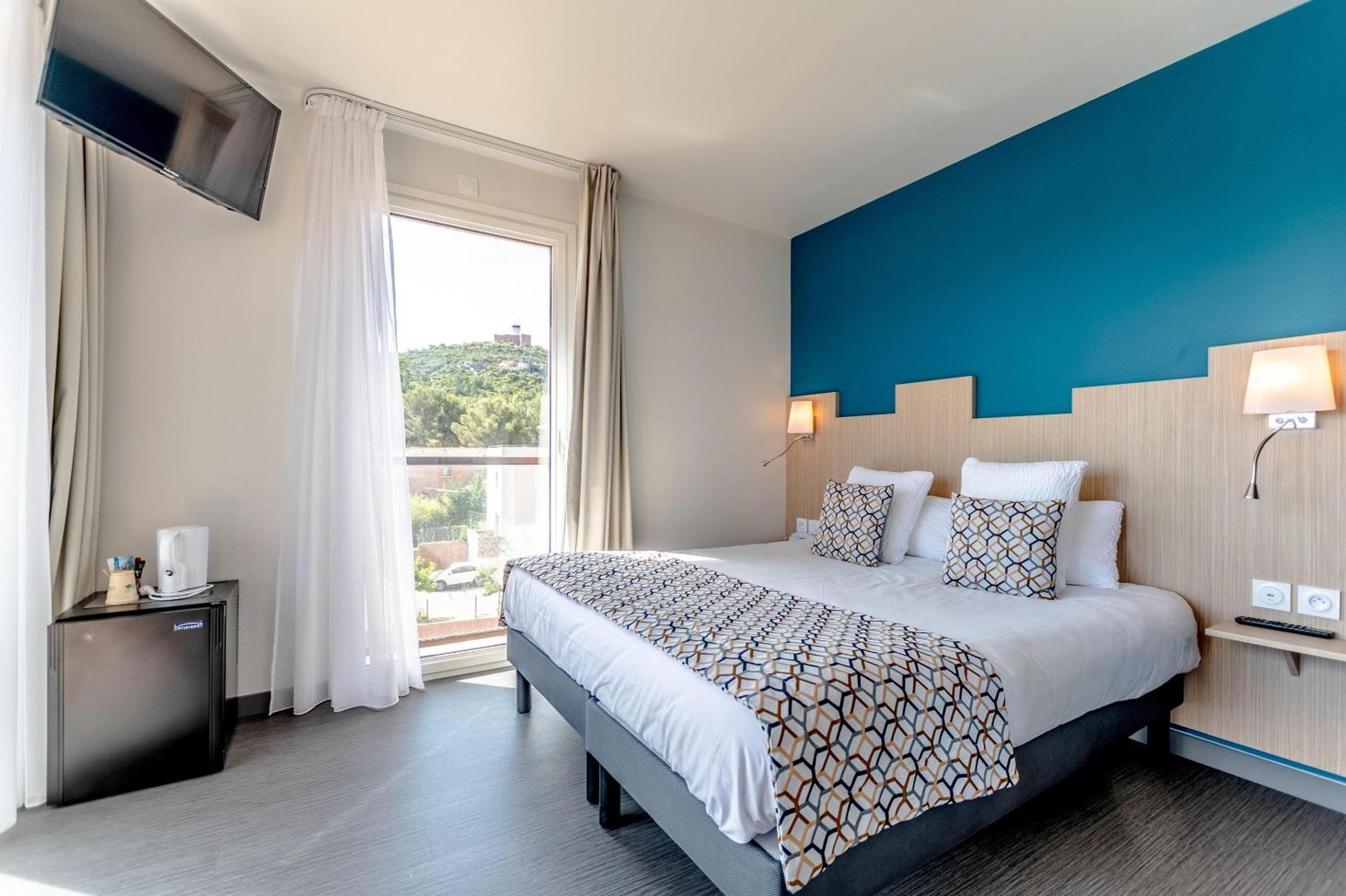 Superior Queen Room with Balcony - Higher Floor/Non-Smoking - Photo 2