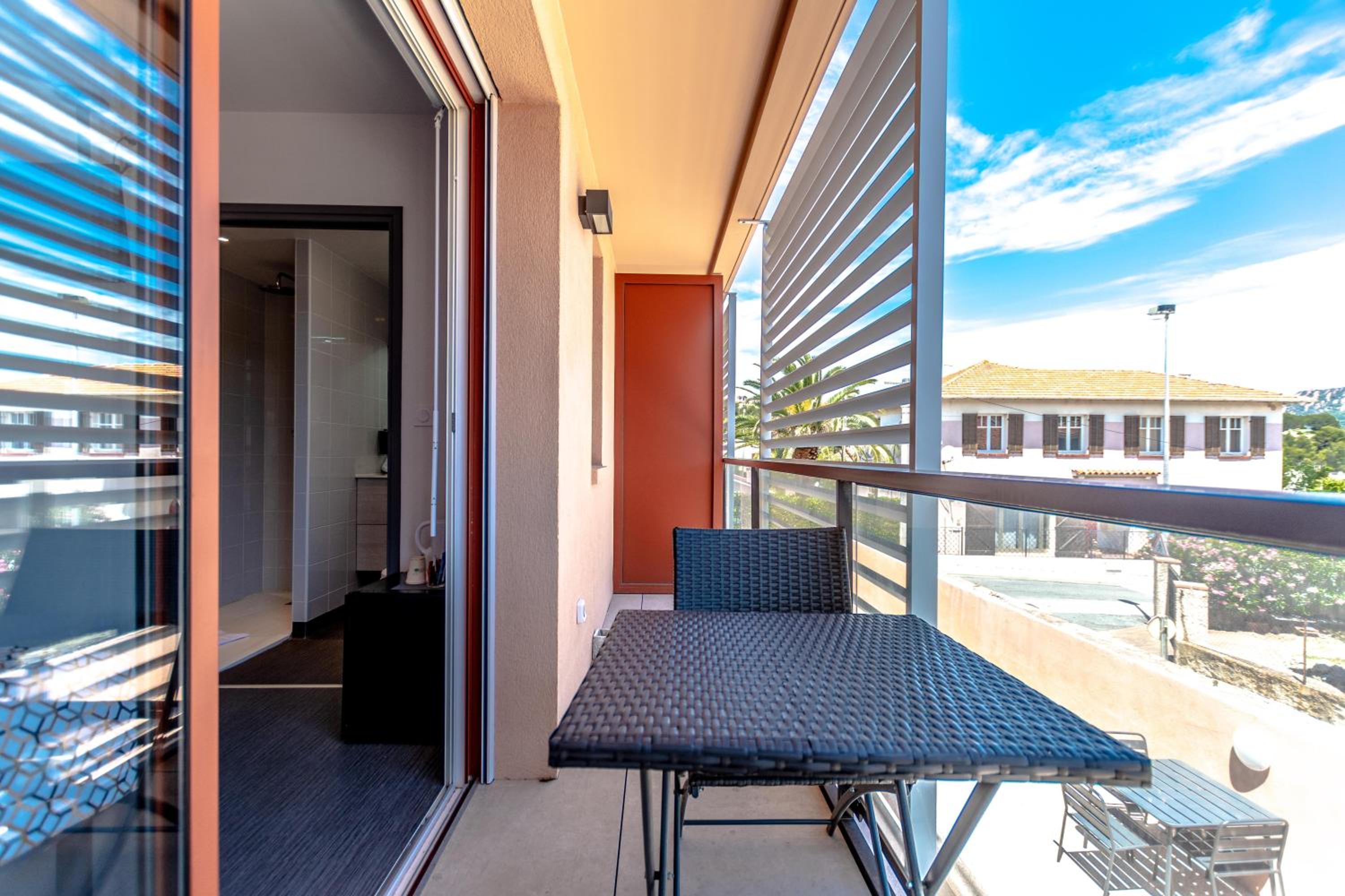 Standard Queen Room with Balcony - Non-Smoking - Photo 2