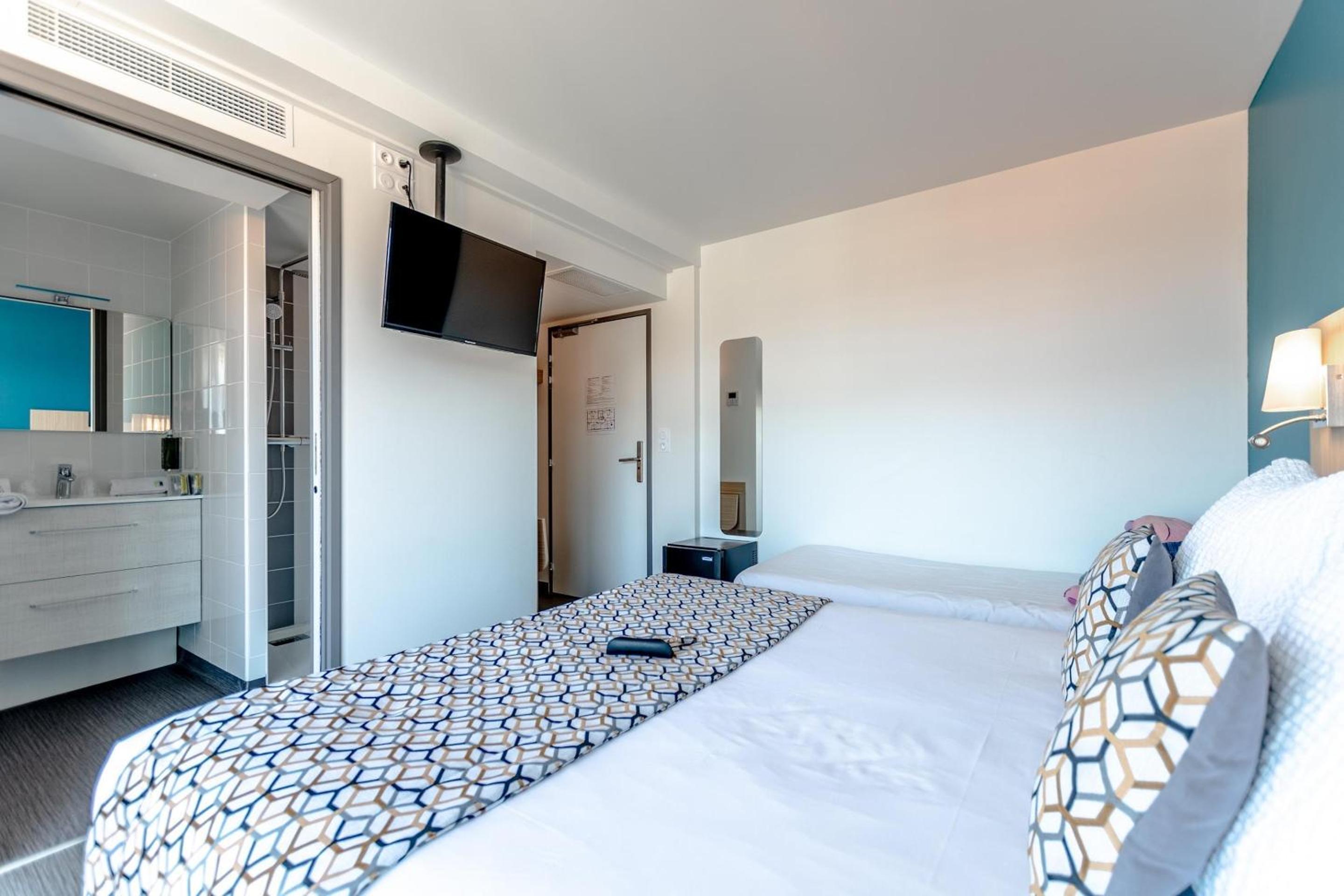 Family Room with One Queen Bed and One Single Bed - Balcony/Non-Smoking - Photo 2