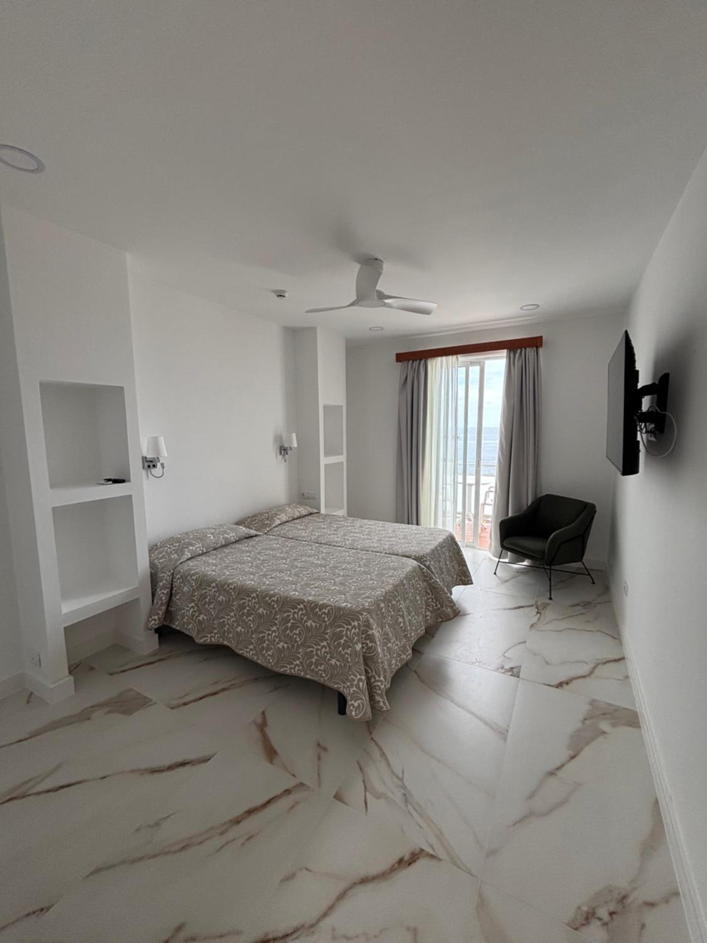 Deluxe Double Room with Balcony and Sea View