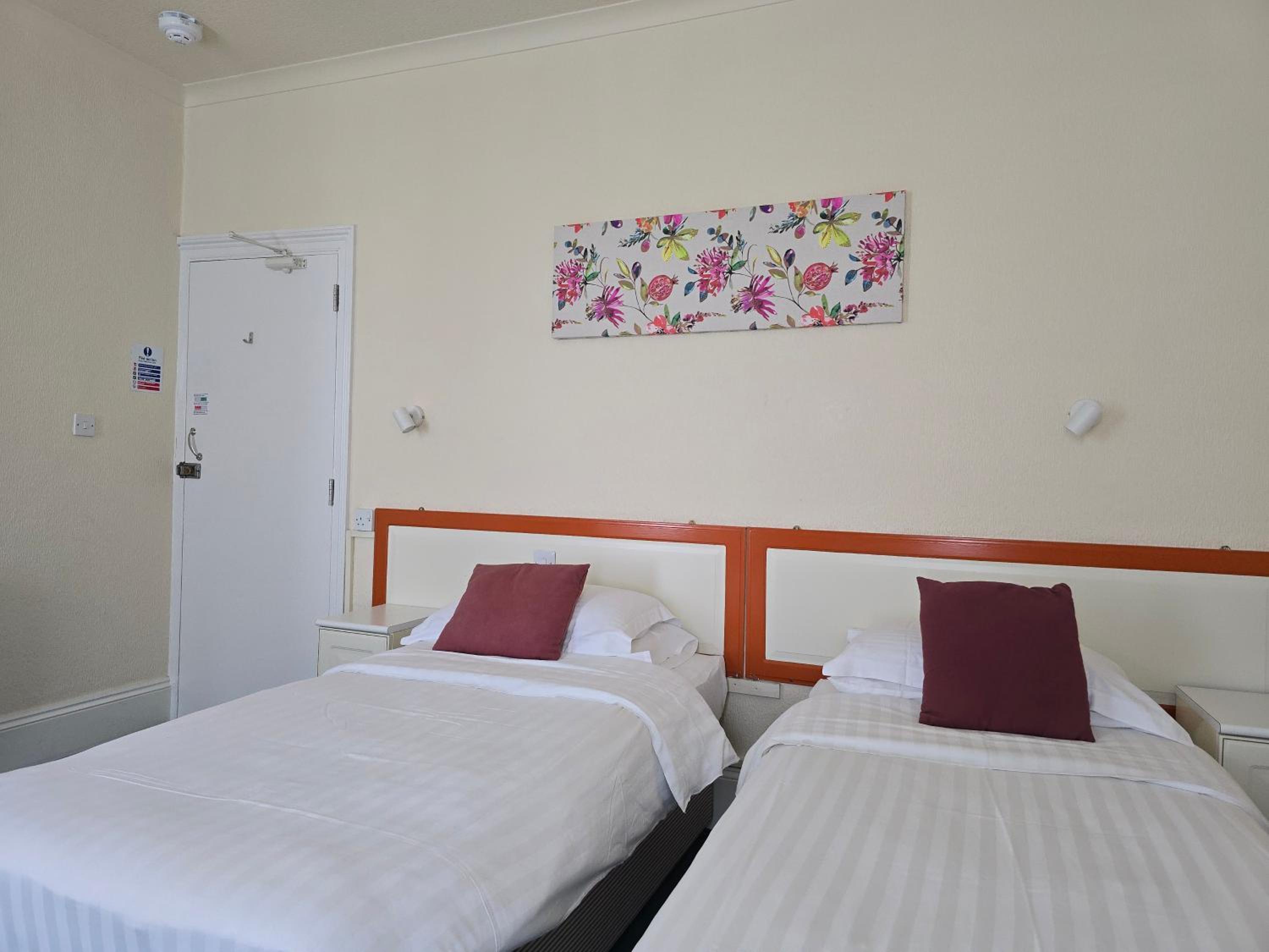Double or Twin Room with Street View - Photo 2