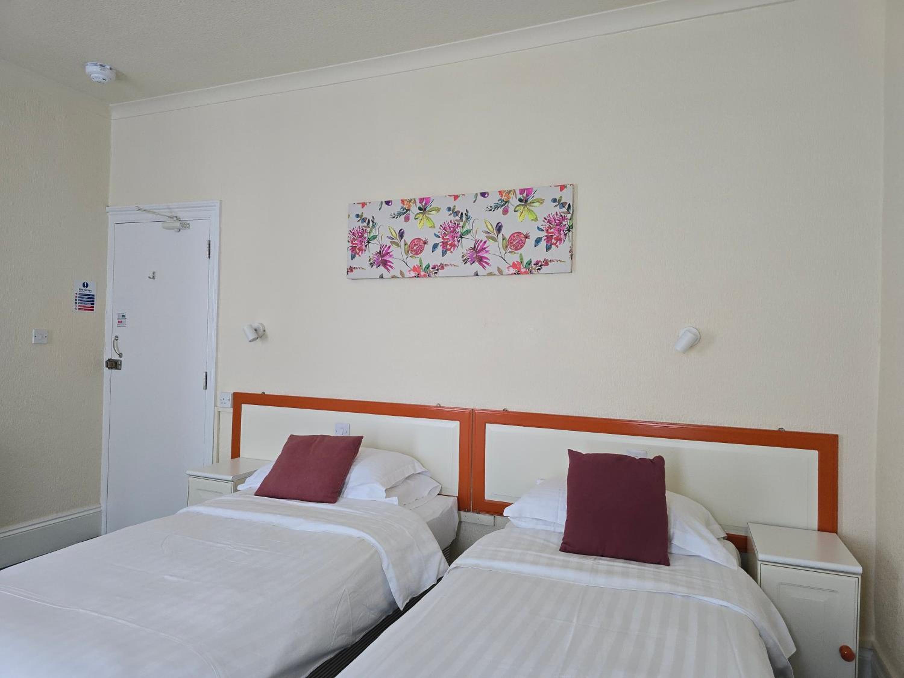Double or Twin Room with Street View - Photo 3