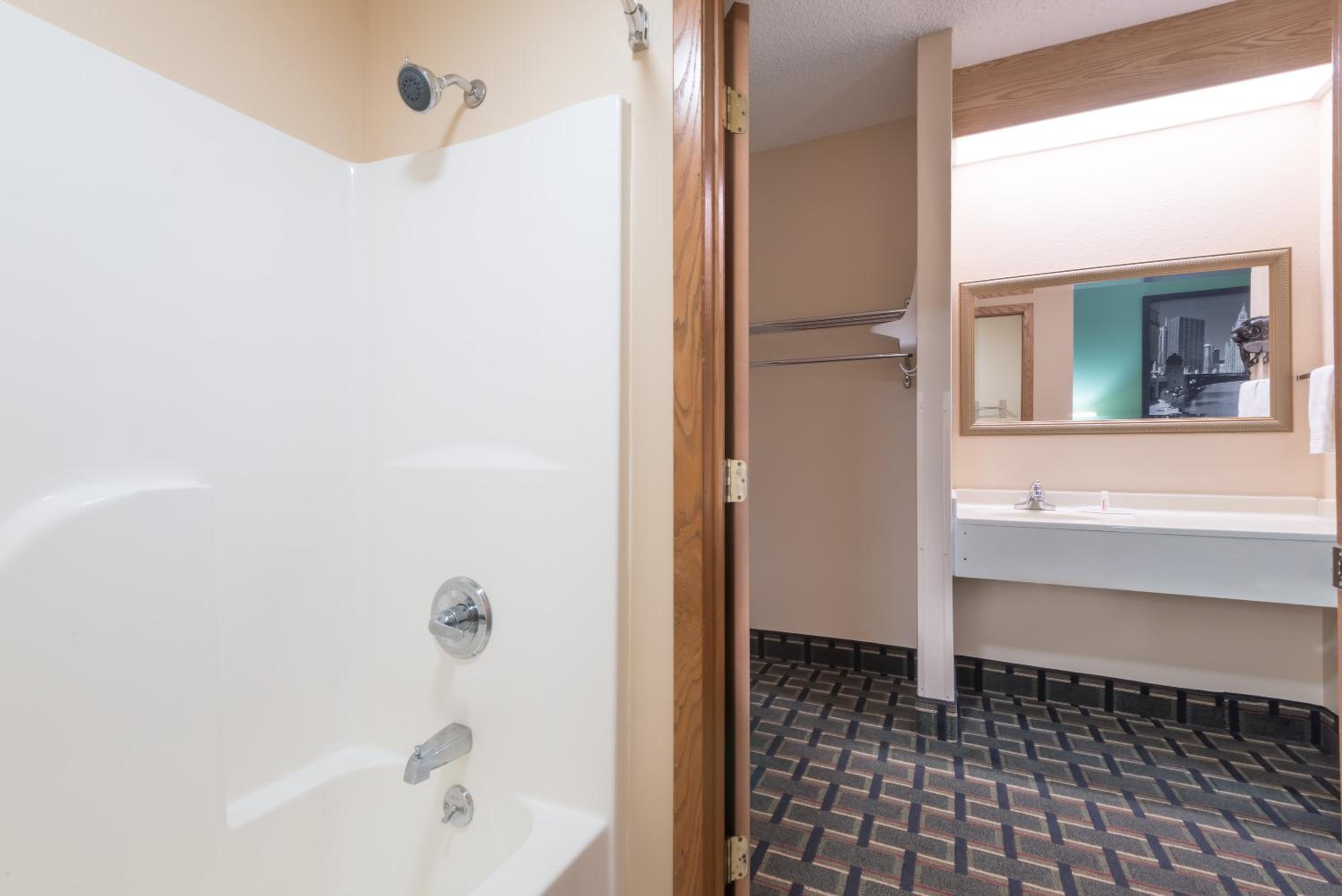 King Room - Non-Smoking - Photo 6