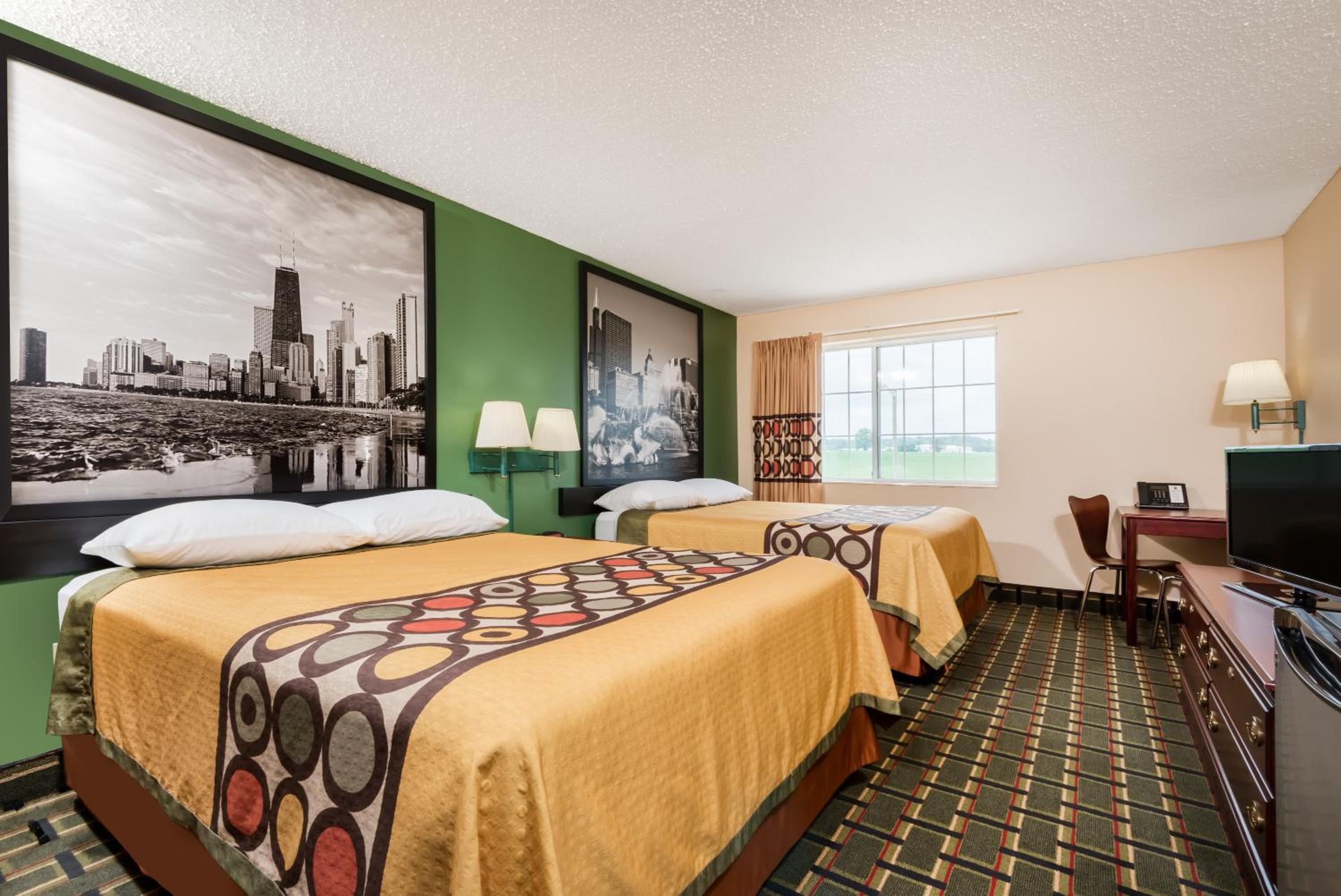 Queen Room with Two Queen Beds - Non-Smoking - Photo 7
