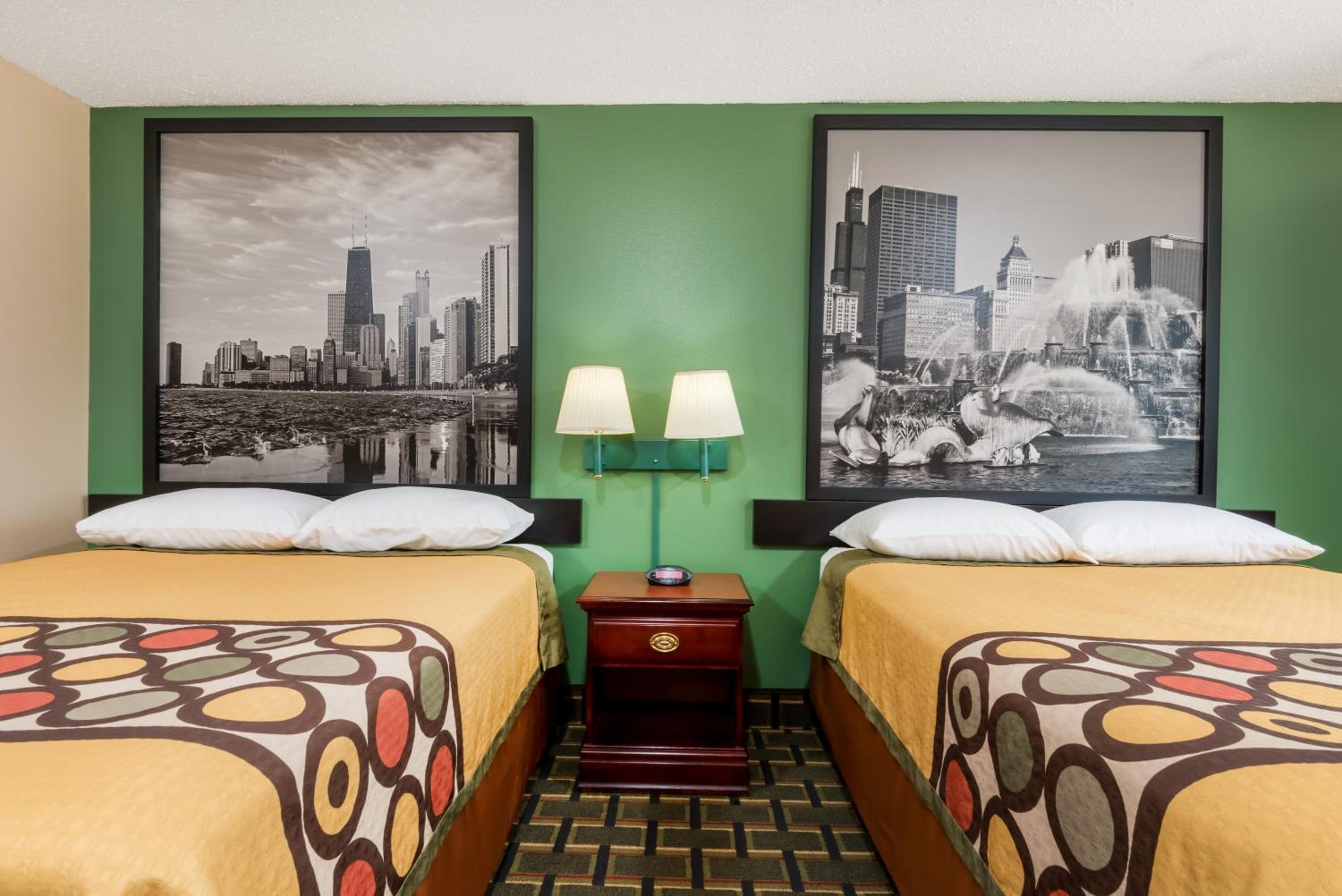 Queen Room with Two Queen Beds - Non-Smoking - Photo 6