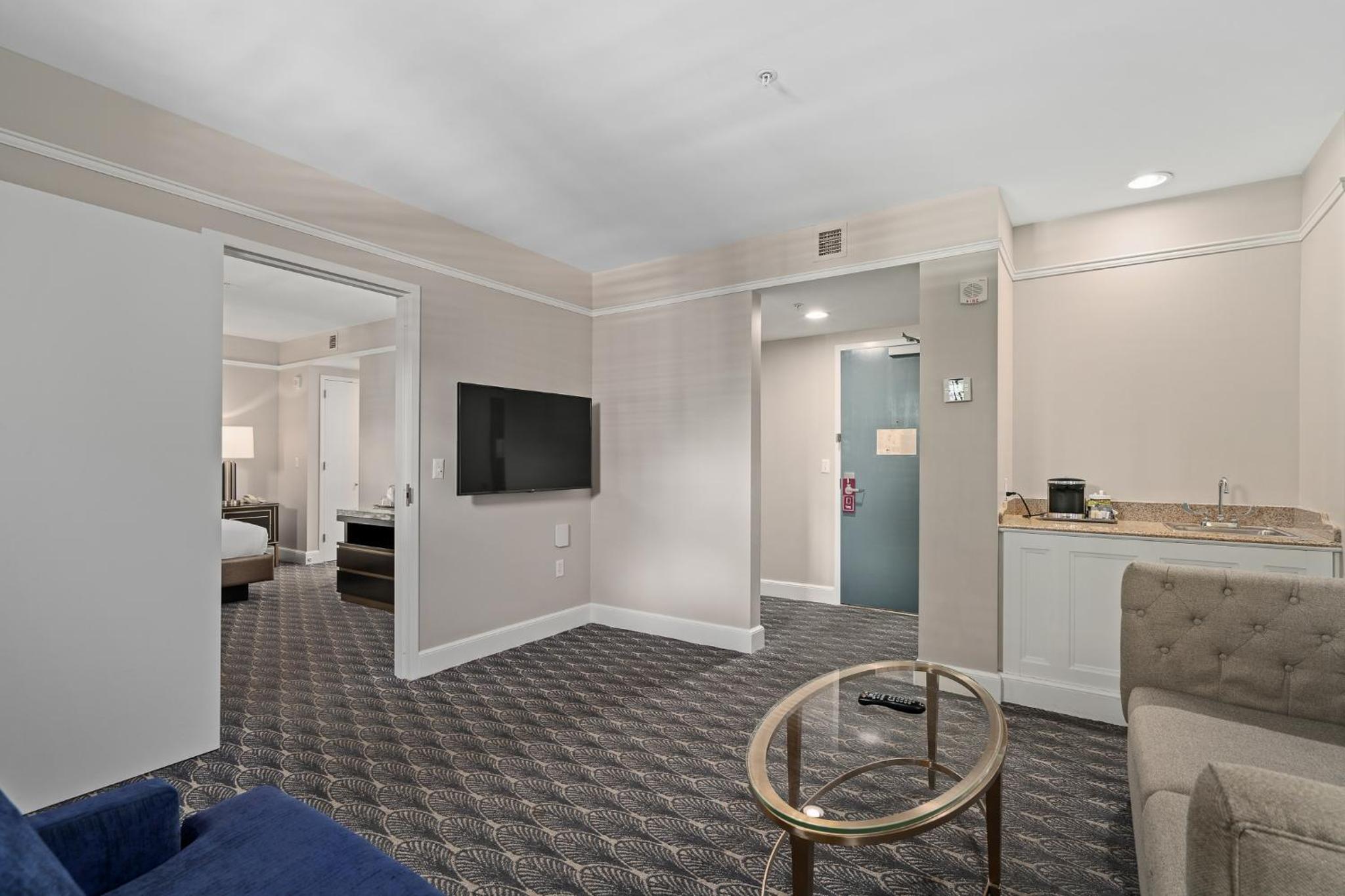 One-Bedroom King Suite - Photo 3