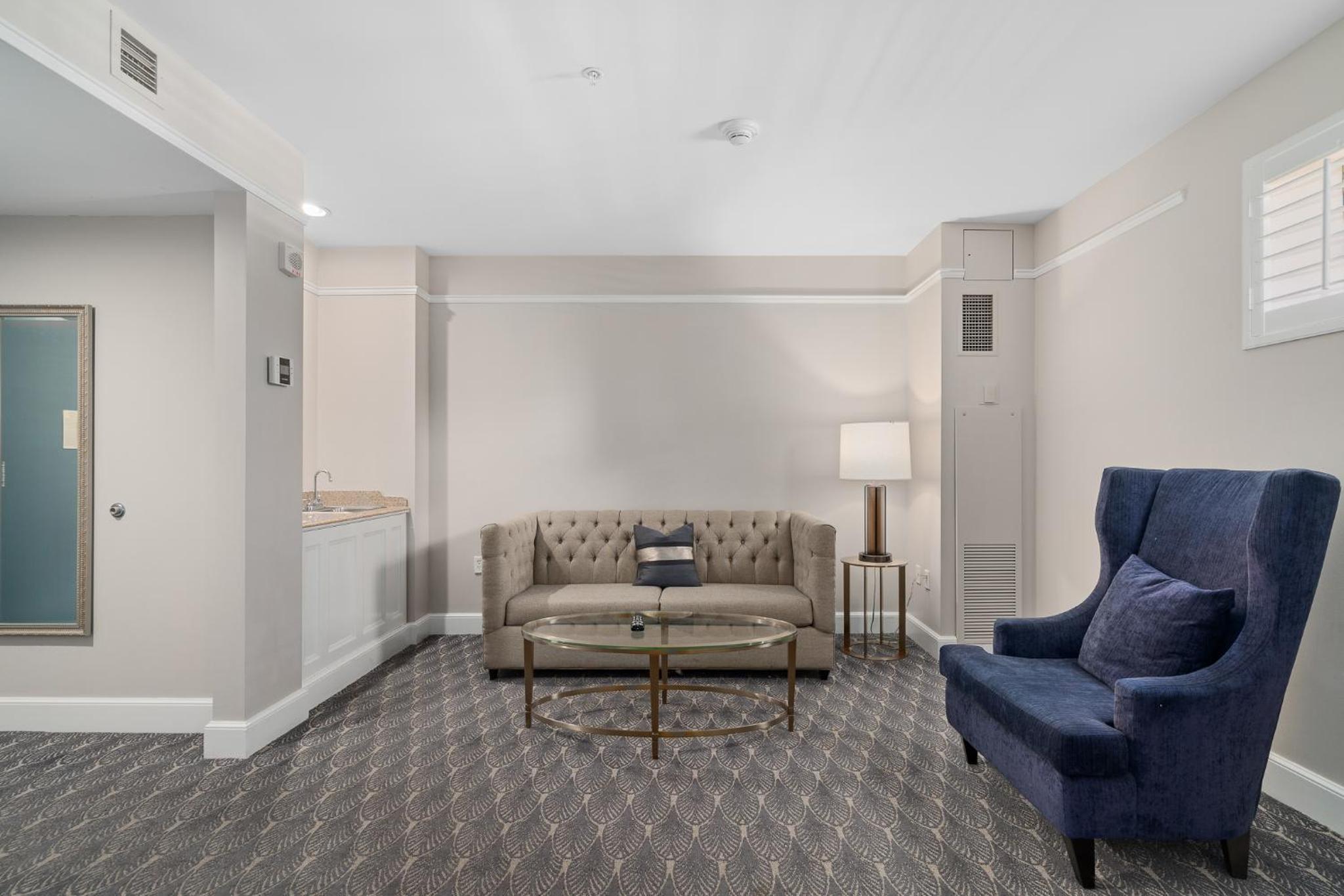 One-Bedroom King Suite - Photo 4
