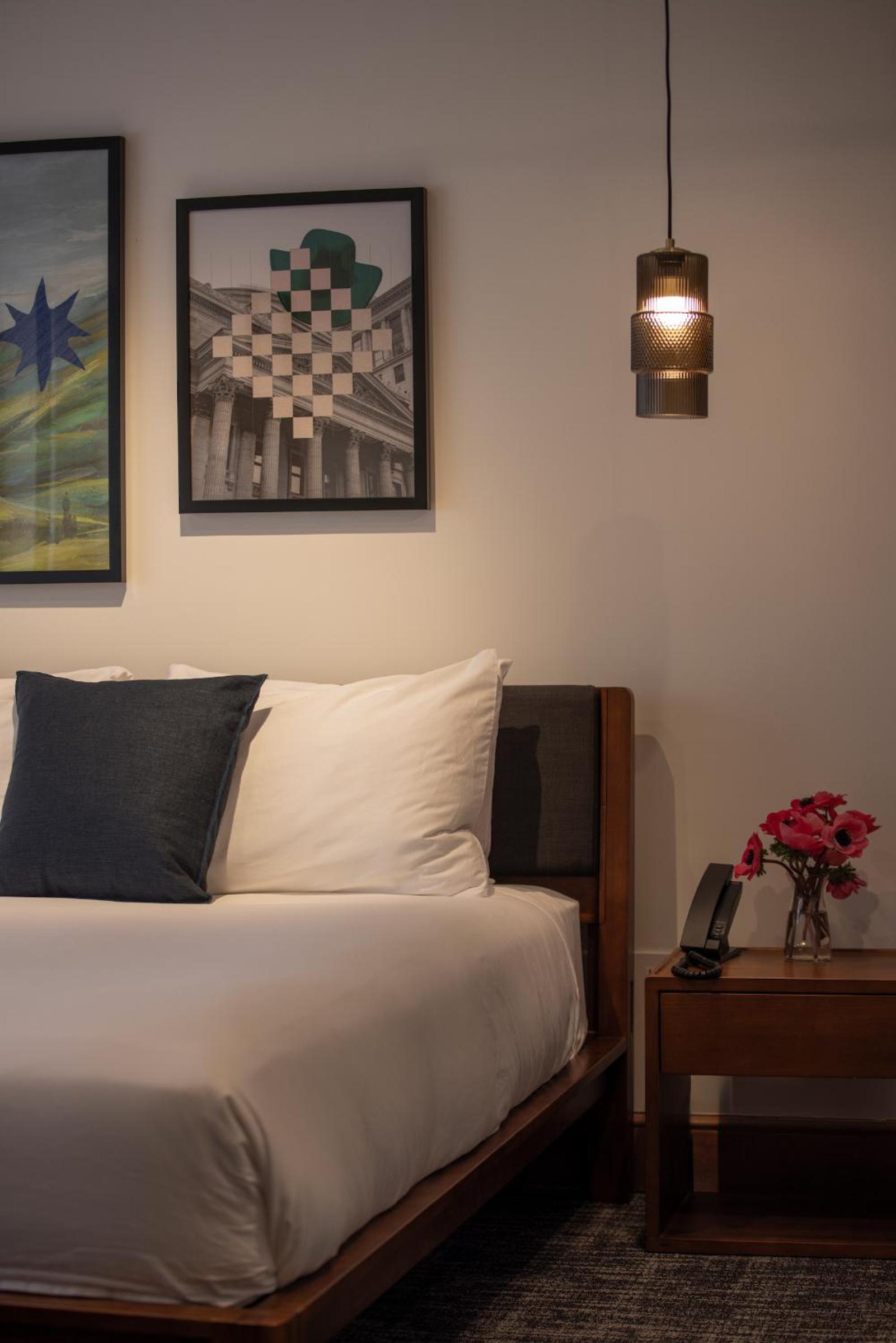The Promissory Hotel, Billede 4
