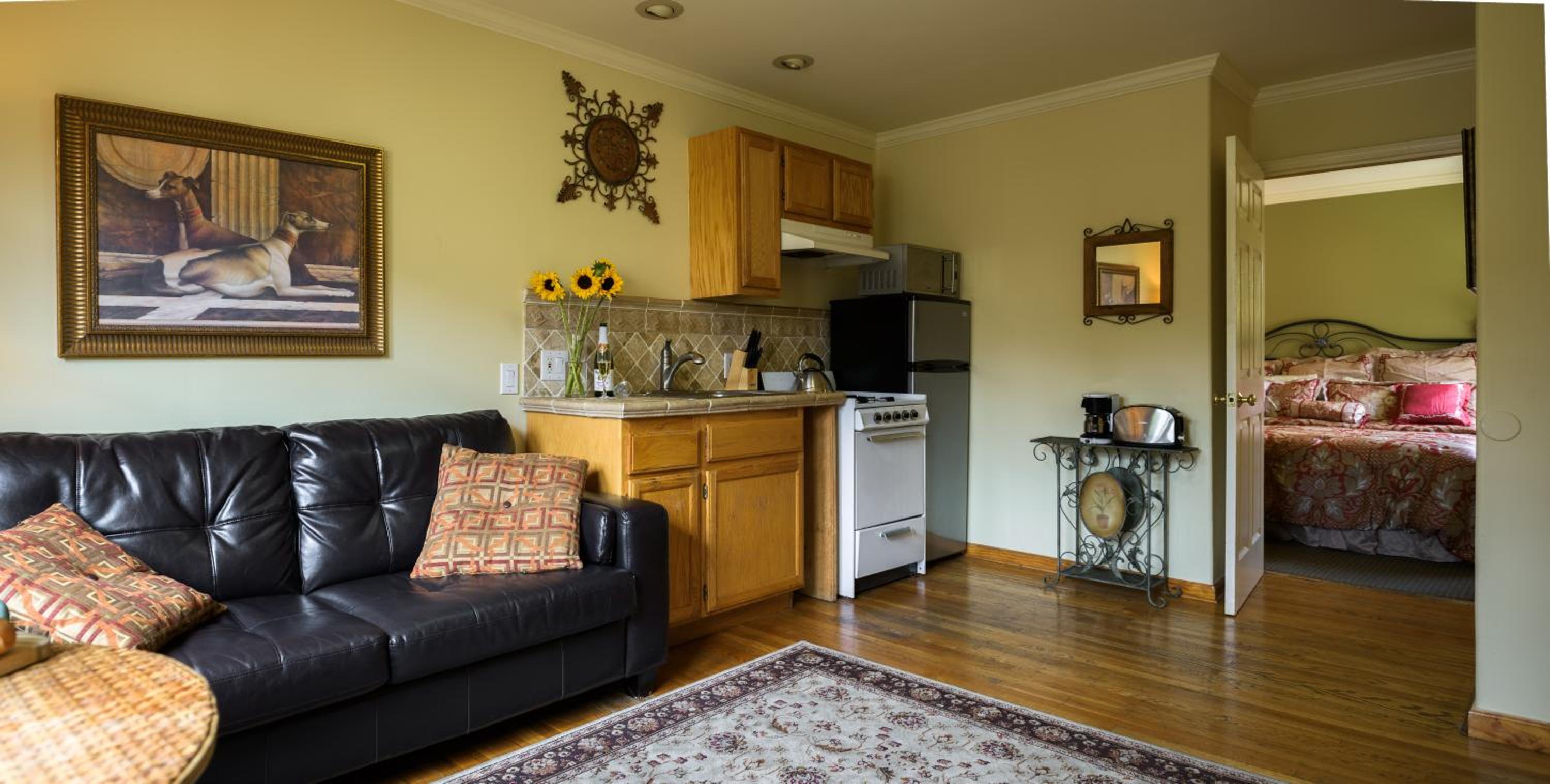 Courtyard King Suite (Dog Friendly) thumbnail 6