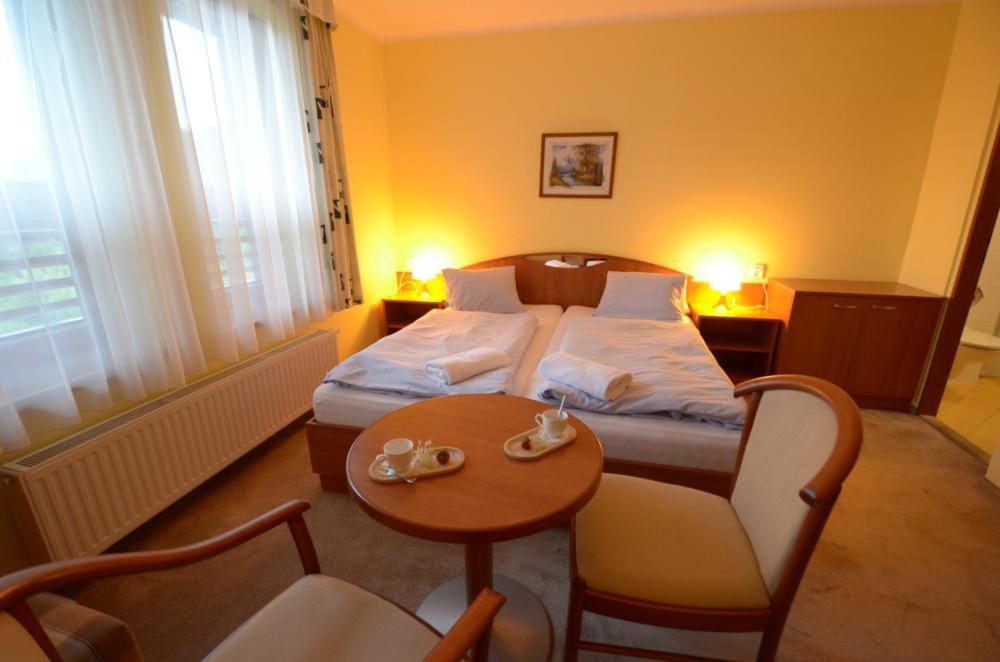 Deluxe Double Room with Shower photo 2