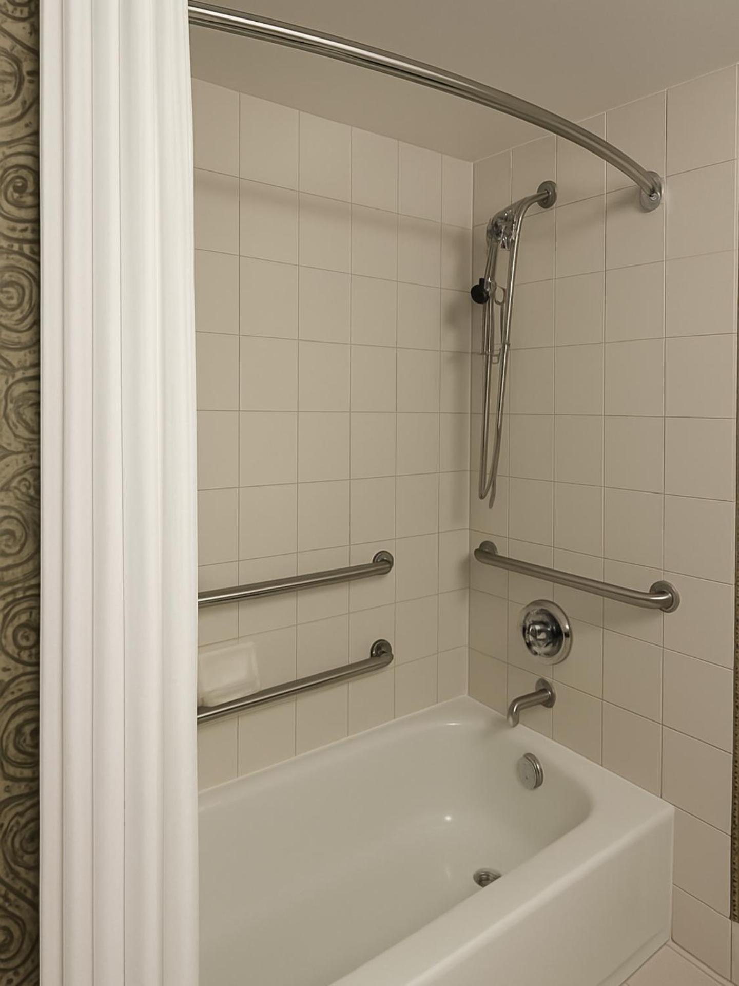 Queen Room with Bath Tub - Mobility Access/Non-Smoking - Photo 3