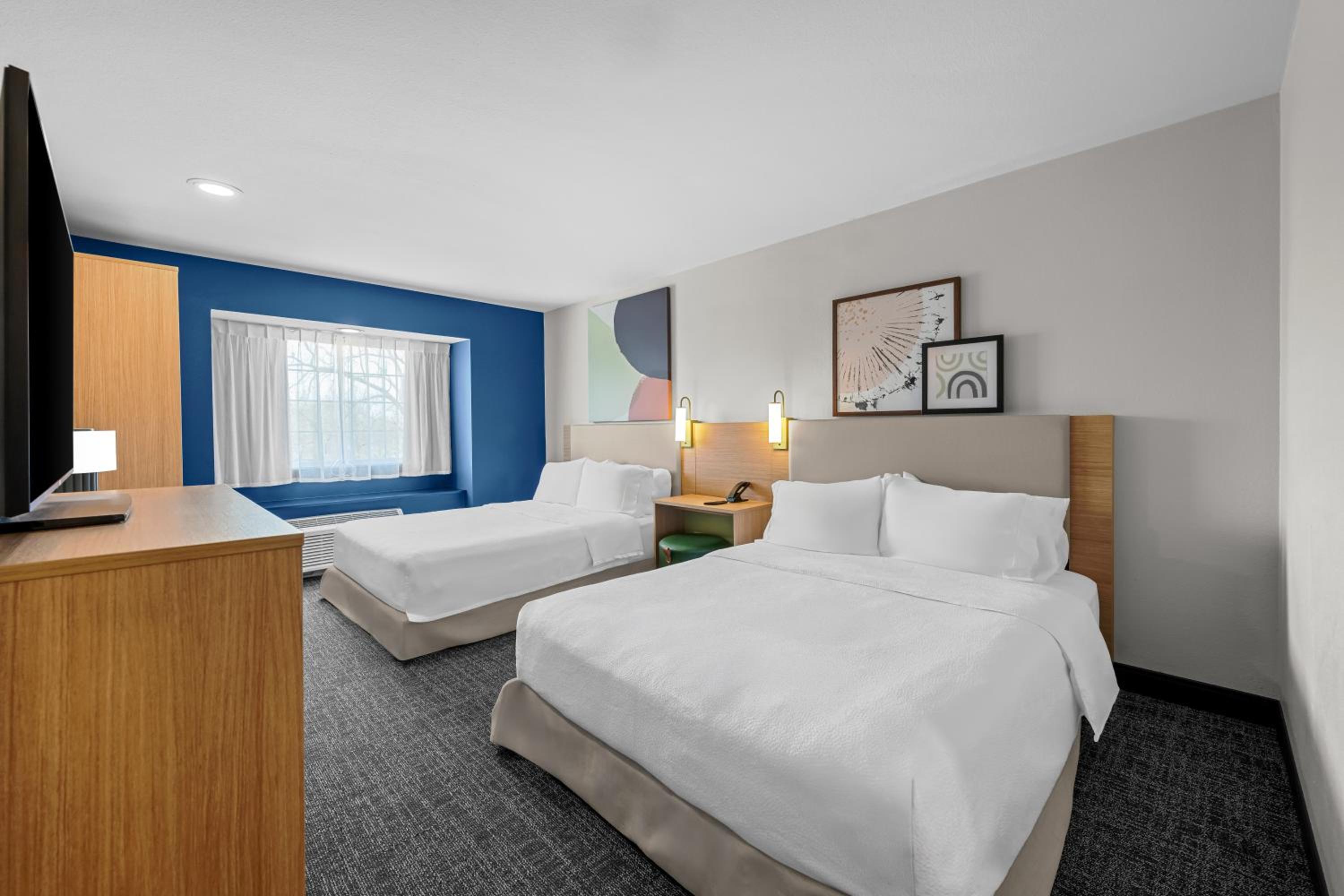 Queen Room with Two Queen Beds and Accessible Tub - Mobility and Hearing Access - Photo 3