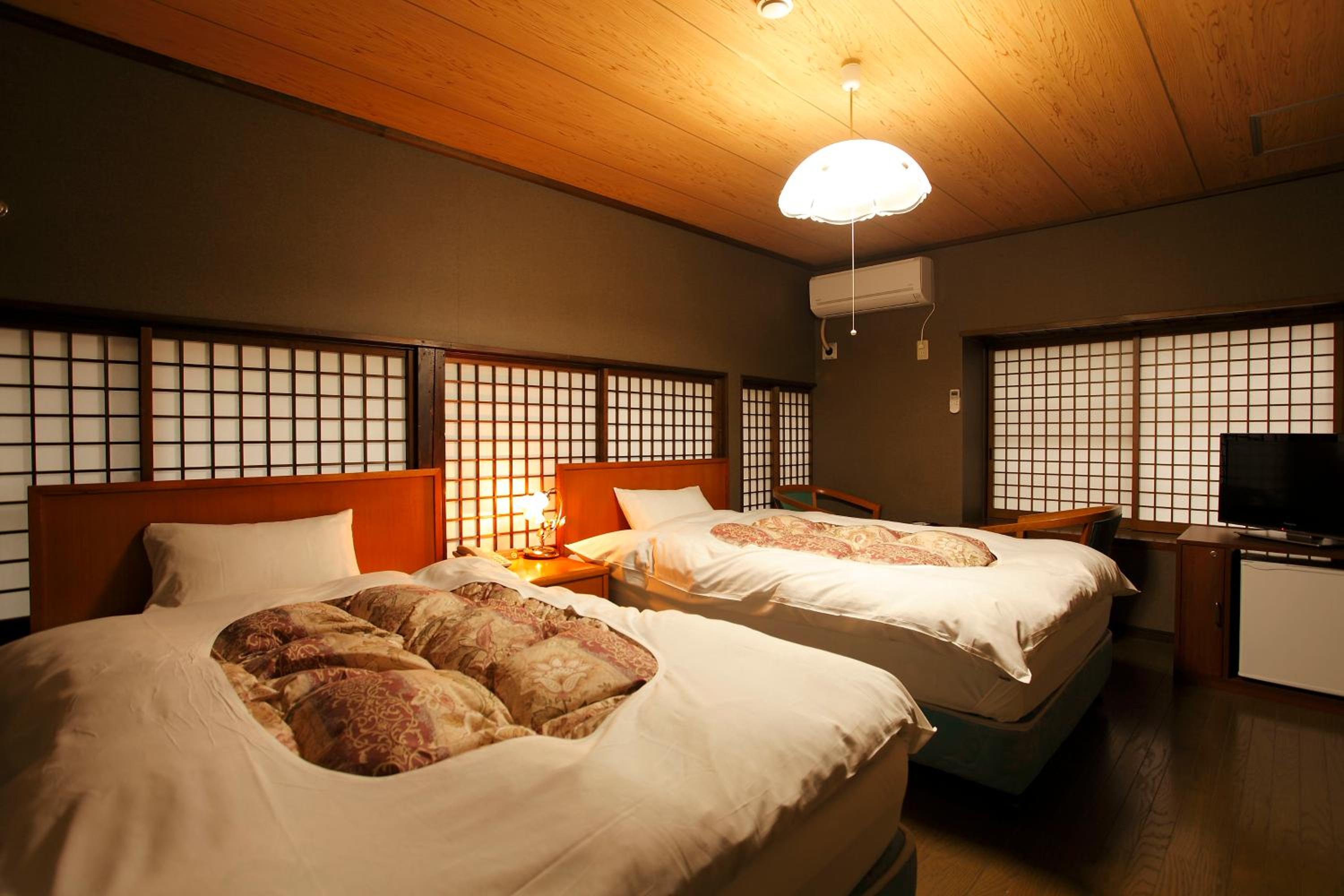 Twin Room with Private Bathroom - Photo 2