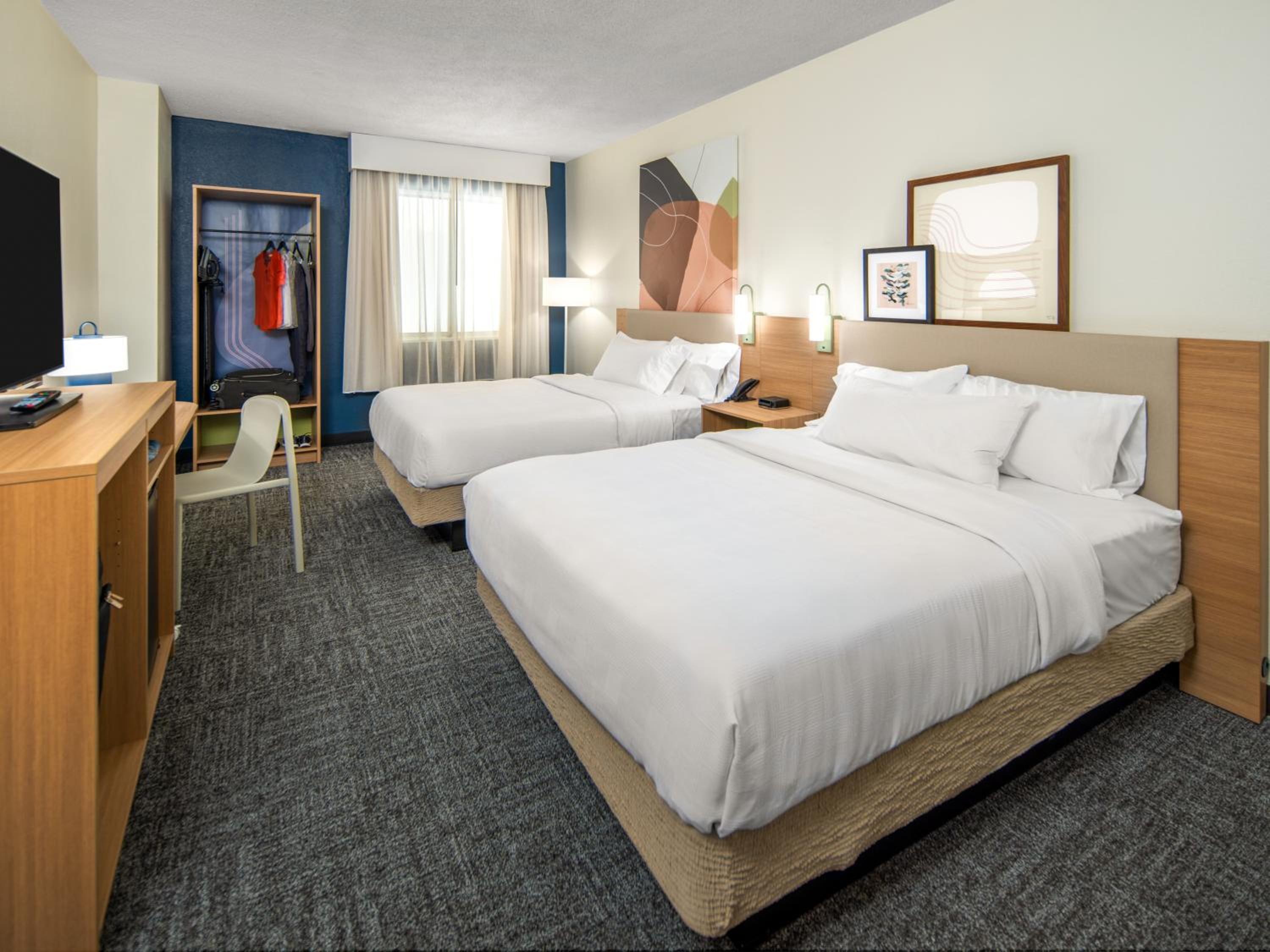 Queen Room with Two Queen Beds - Photo 2