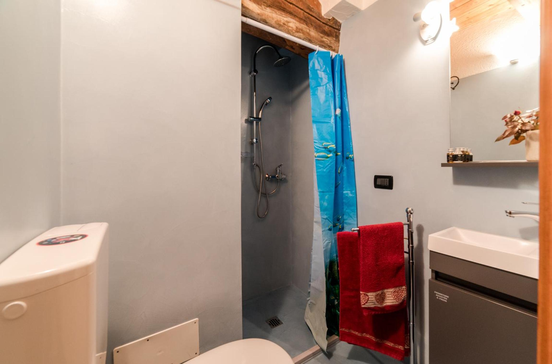 Large Two-Bedroom Apartment - Split Level photo 3