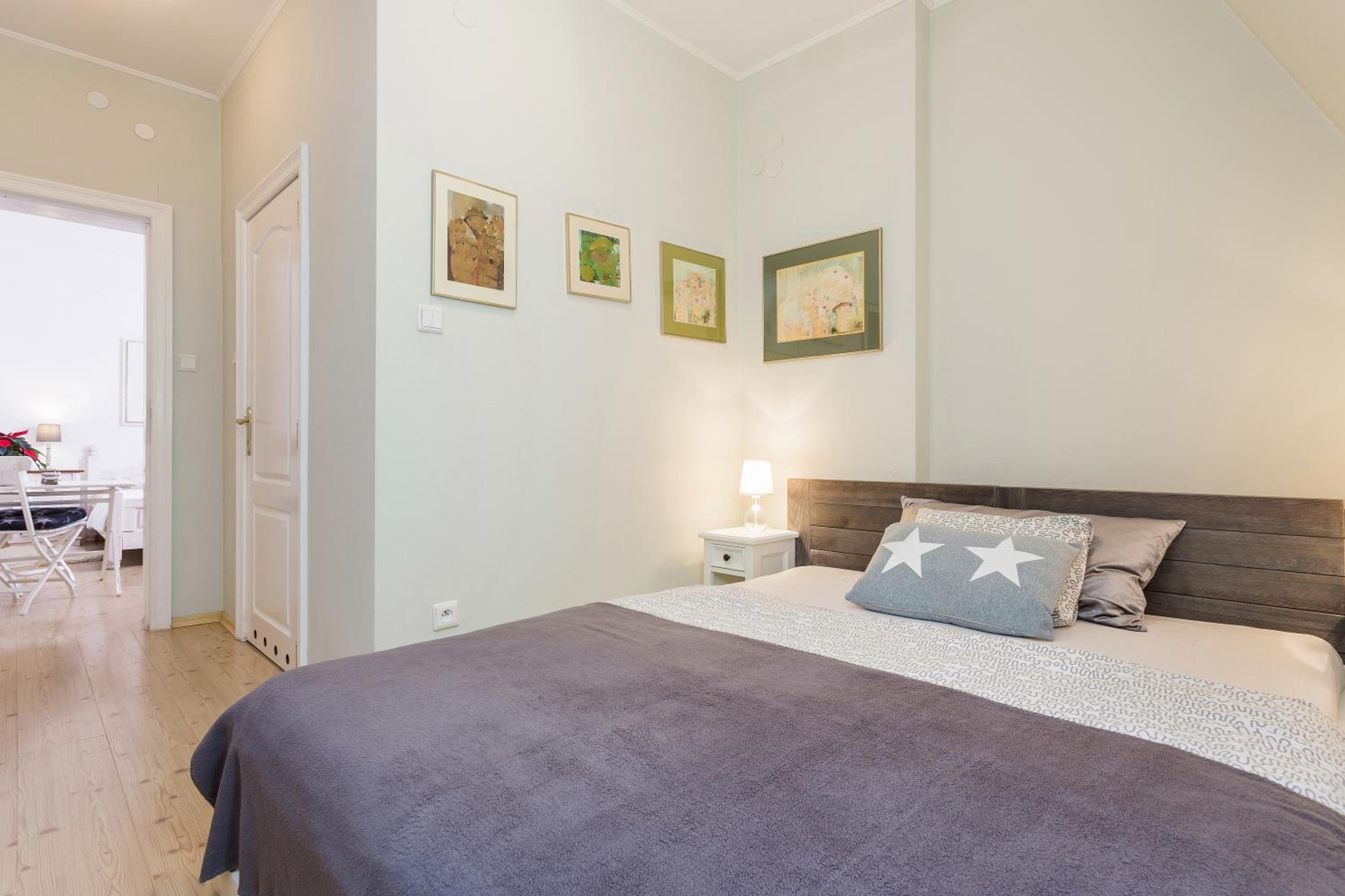 Studio Apartment - Photo 1