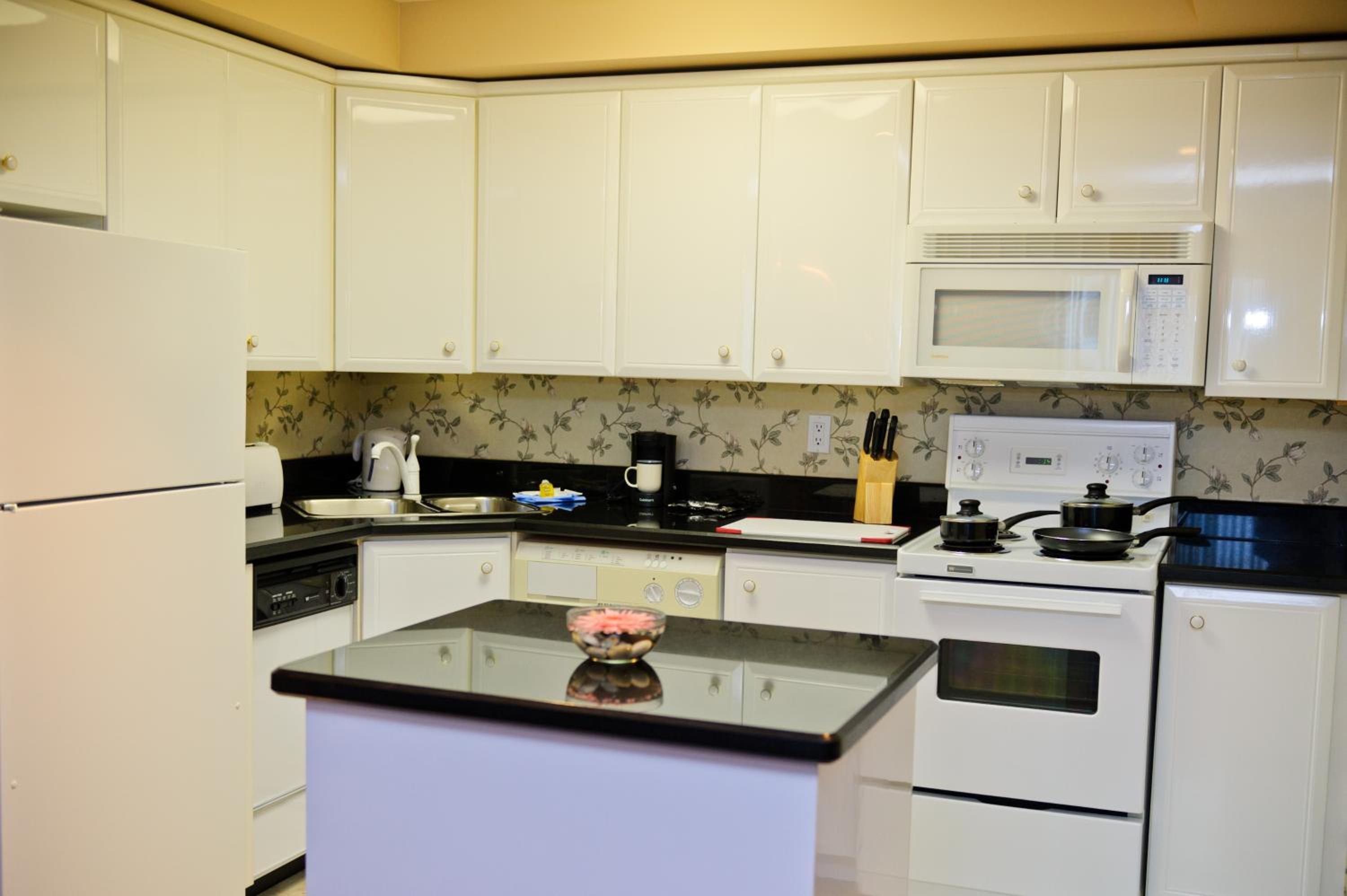 One-Bedroom Suite - Photo 5