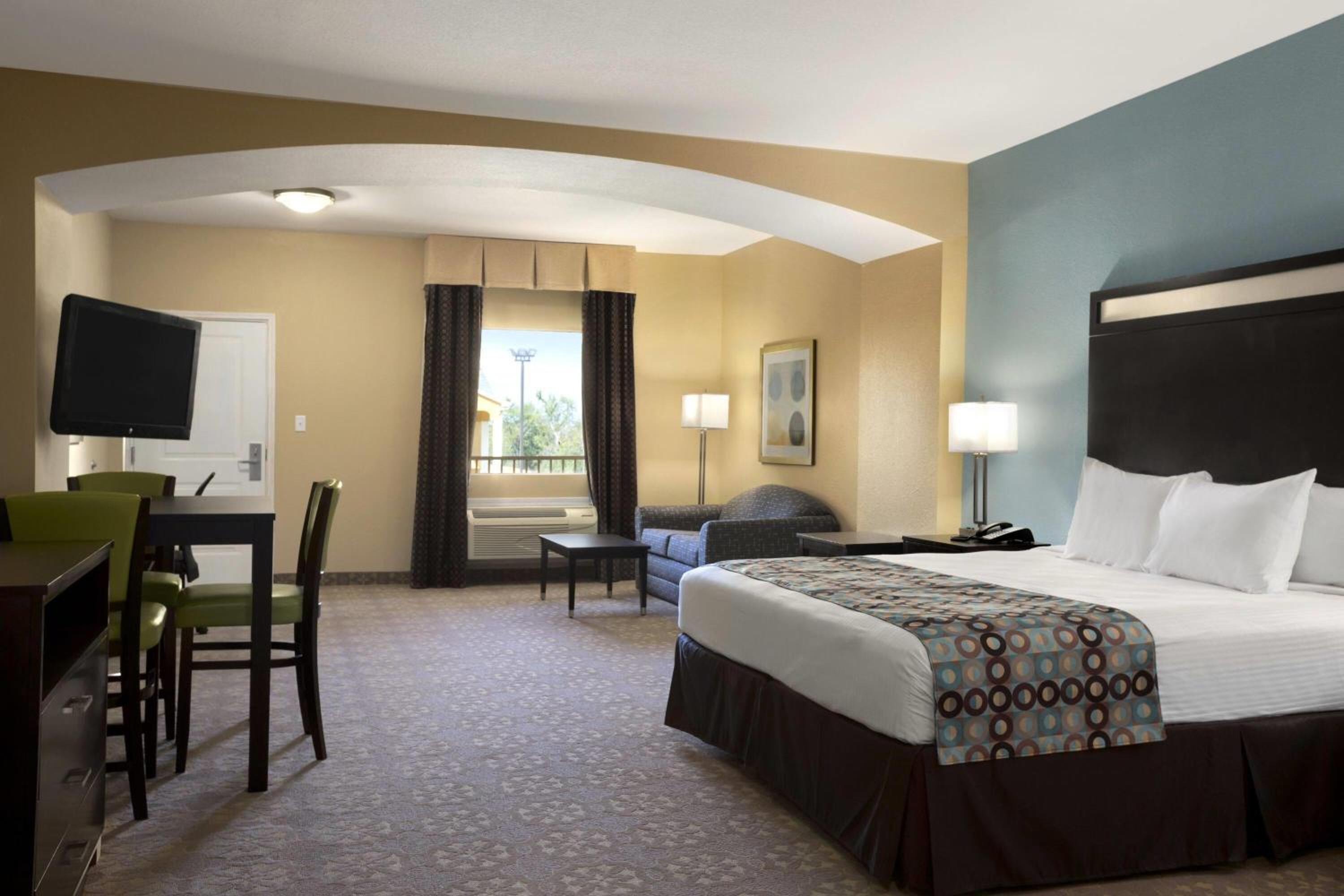 King Suite with Roll-In Shower - Mobility Access/Non-Smoking photo 1