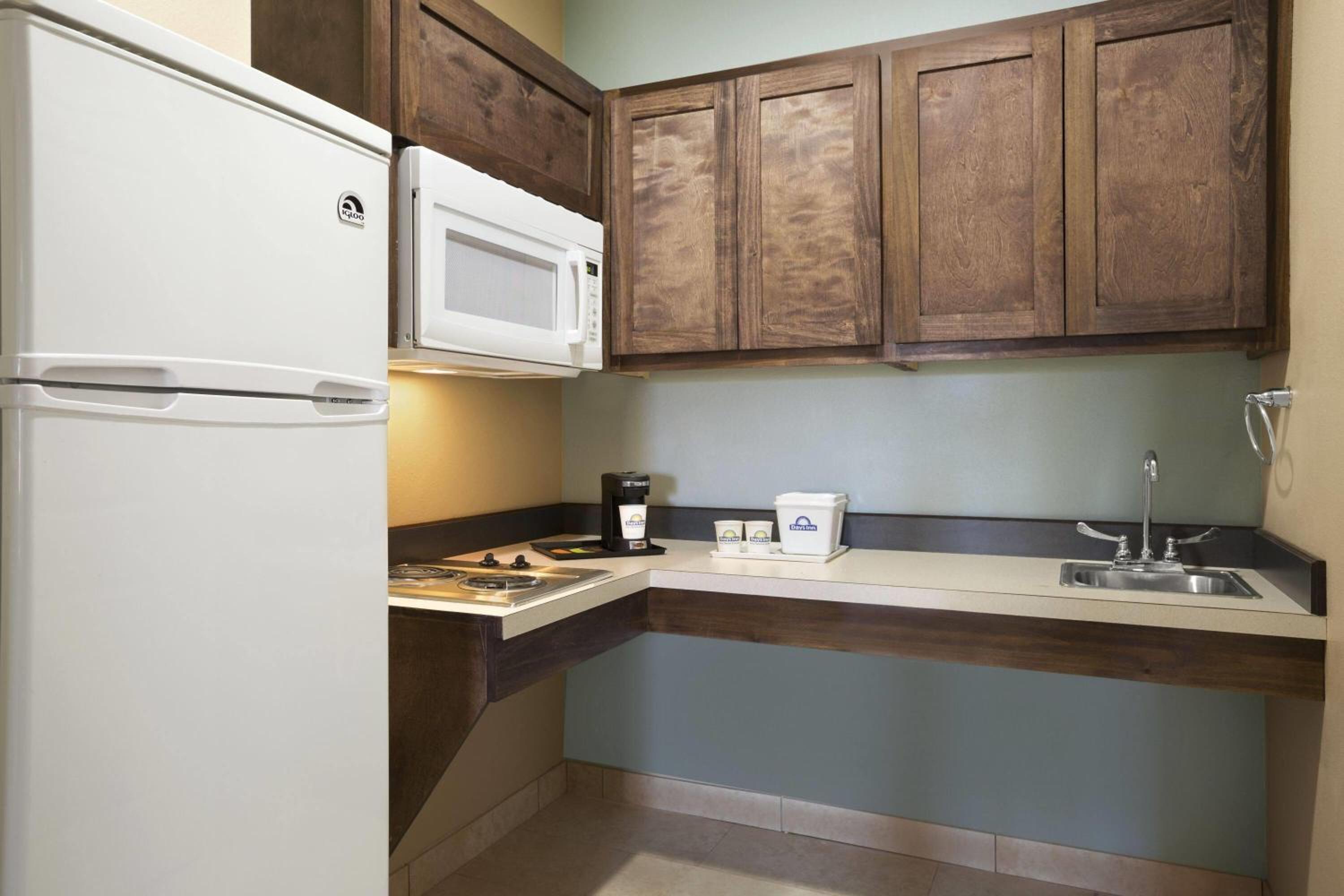 King Suite with Roll-In Shower - Mobility Access/Non-Smoking photo 3