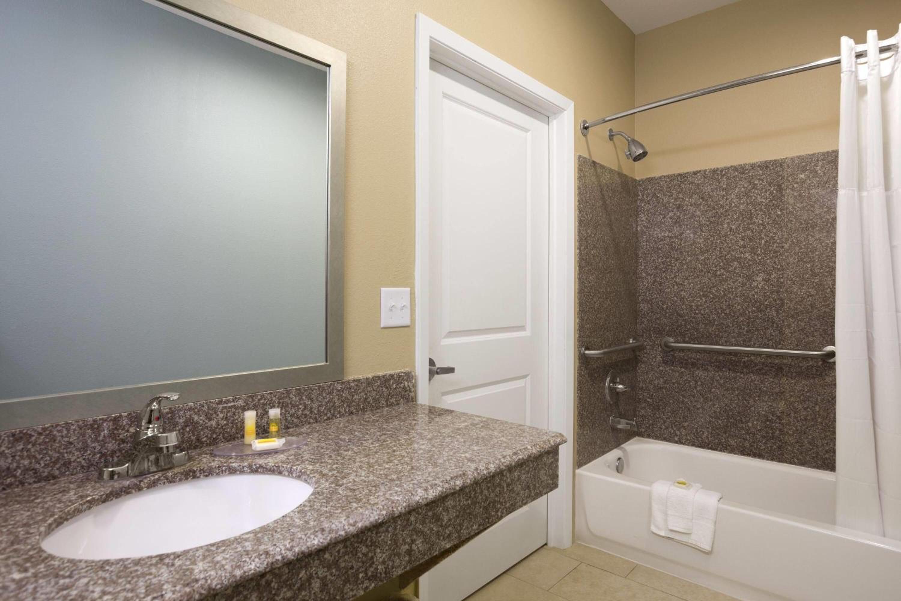 King Suite with Roll-In Shower - Mobility Access/Non-Smoking photo 2