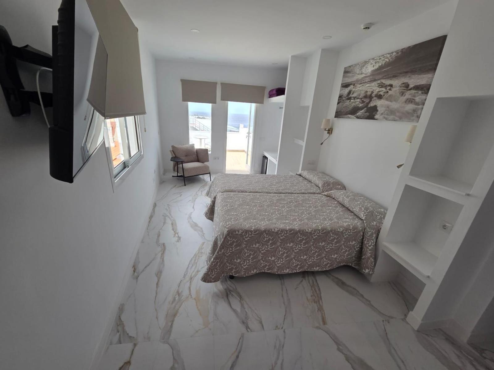 Deluxe Double Room with Balcony and Sea View photo 2