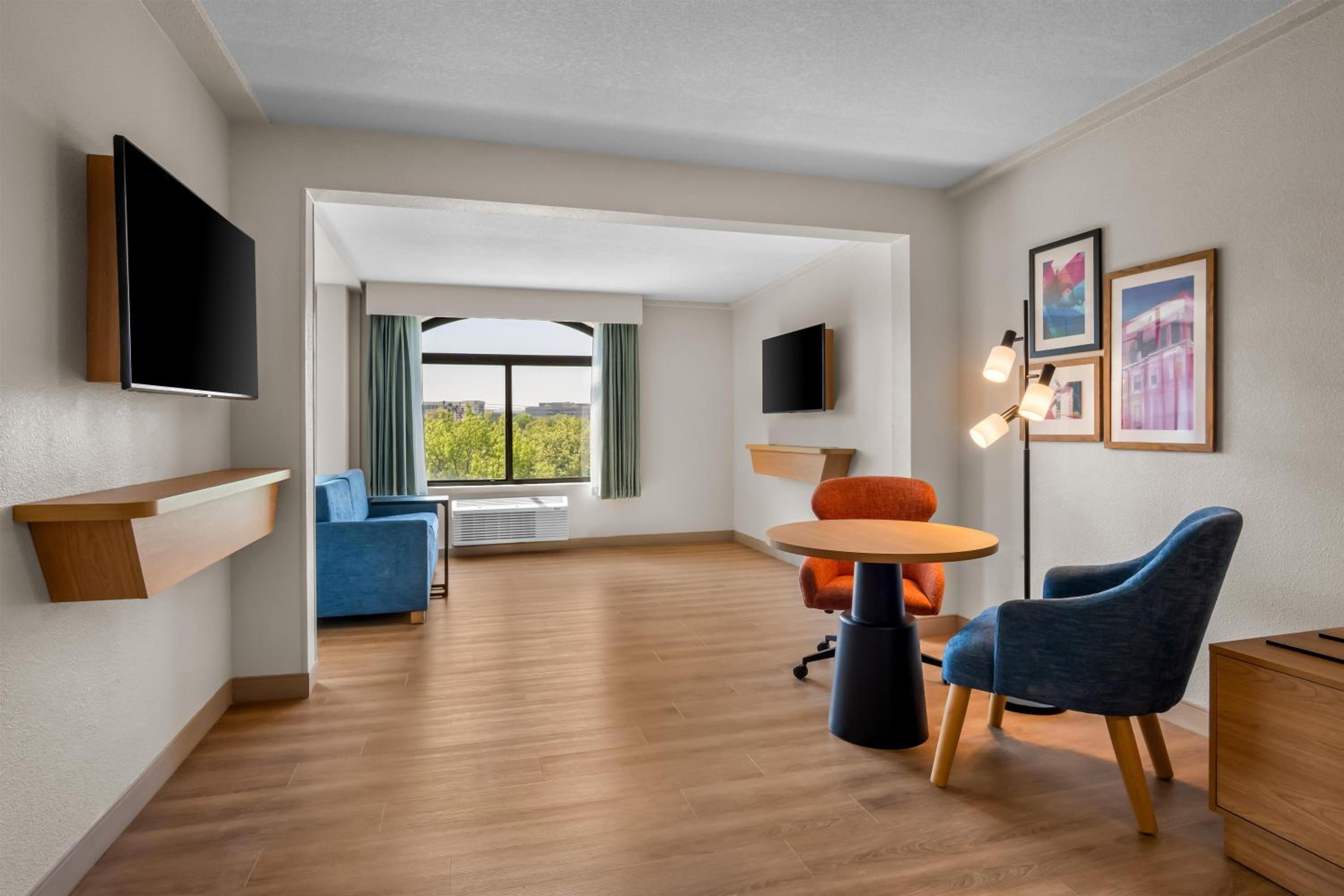 King Studio Suite with Wet Bar