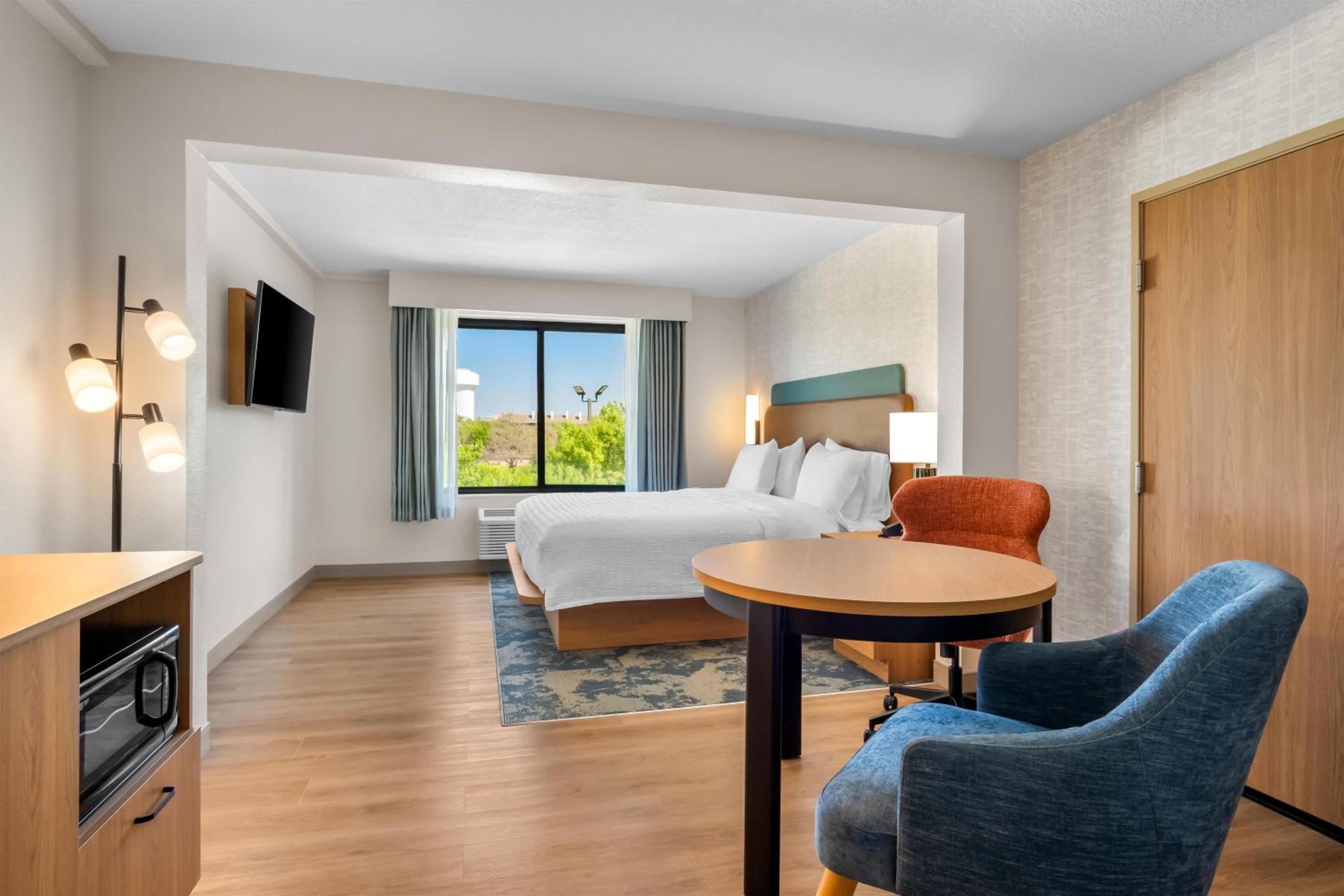 King Room with Roll-In Shower - Mobility/Hearing Accessible - Photo 1