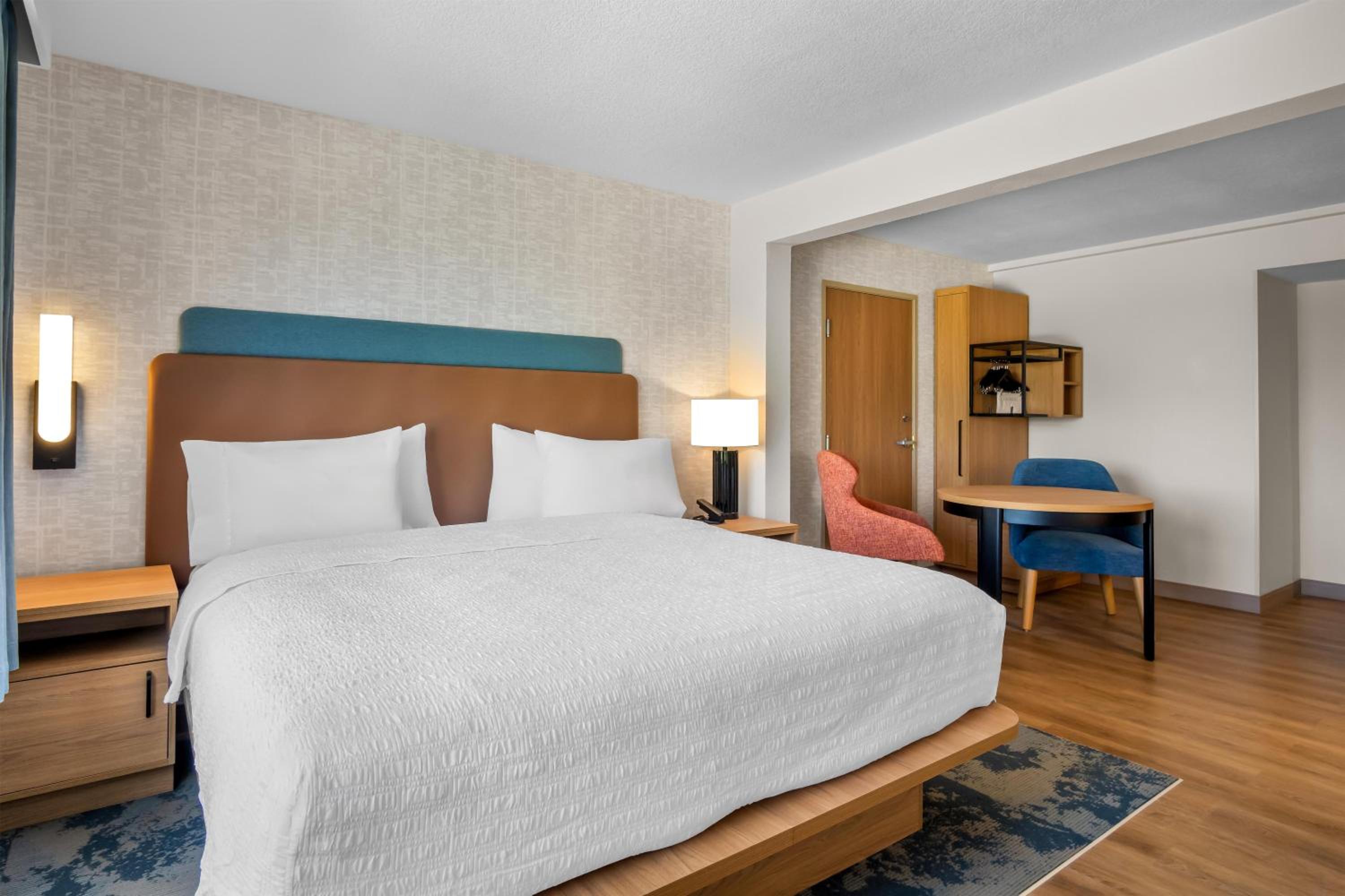 King Room with Roll-In Shower - Mobility/Hearing Accessible - Photo 2