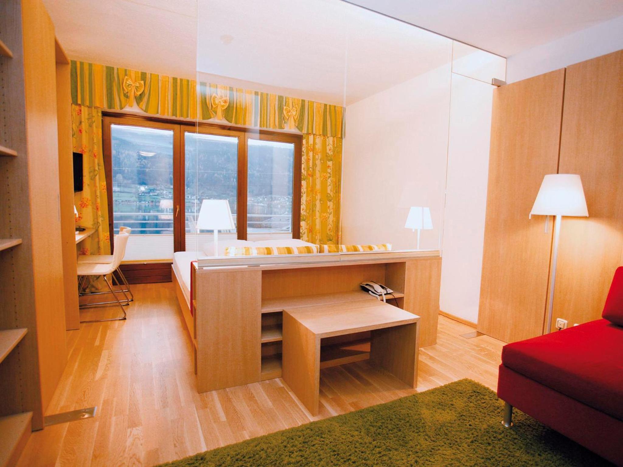 Family Room with Lake View photo 1