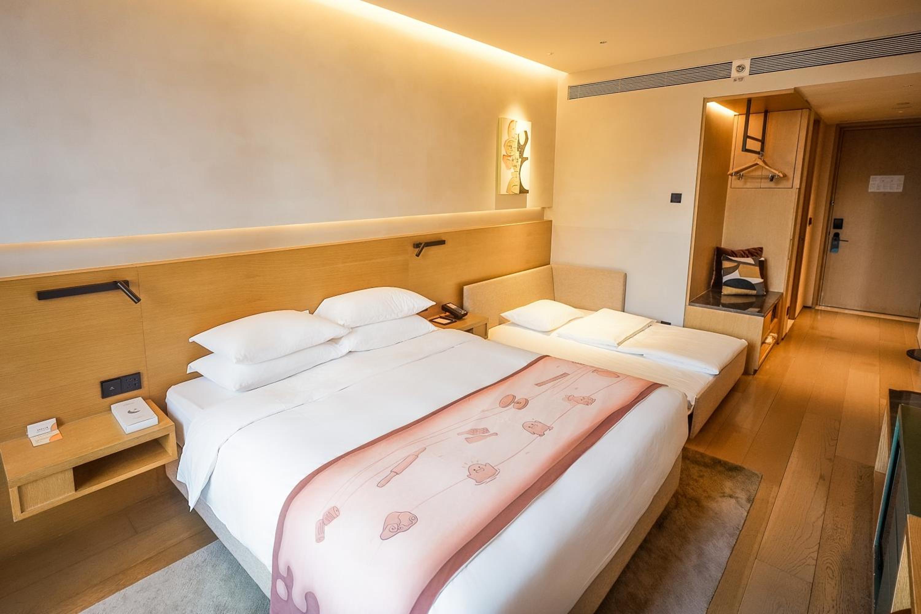 Family King Room with Sofa Bed