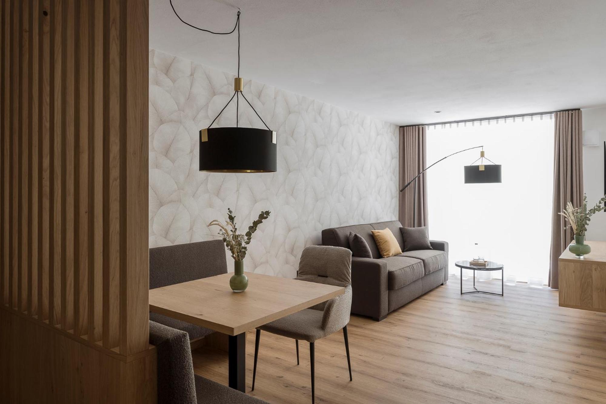 One-Bedroom Apartment with Balcony and Mountain View photo 3