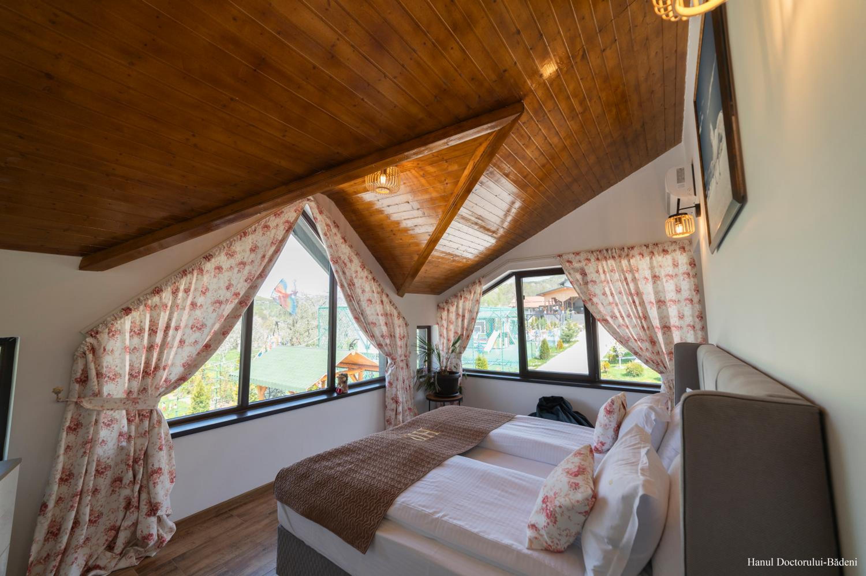 One-Bedroom Apartment with Balcony and Mountain View   photo 1