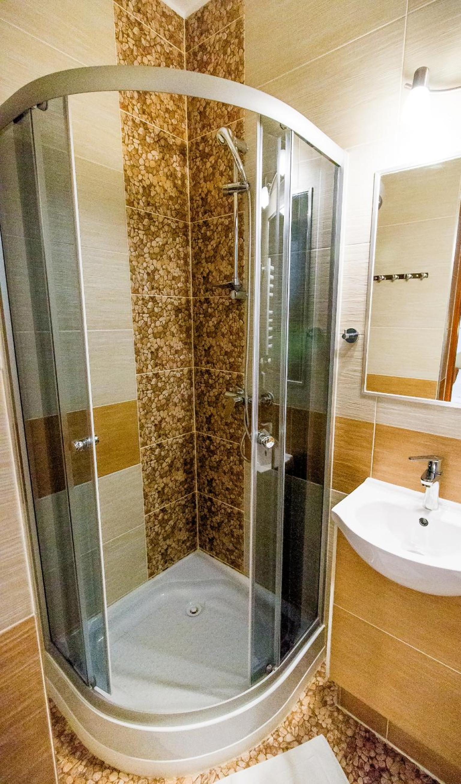 Large Double Room - Photo 9
