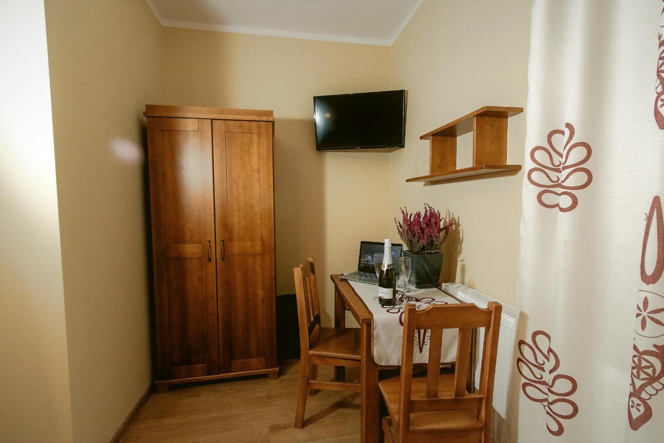 Large Double Room - Photo 24