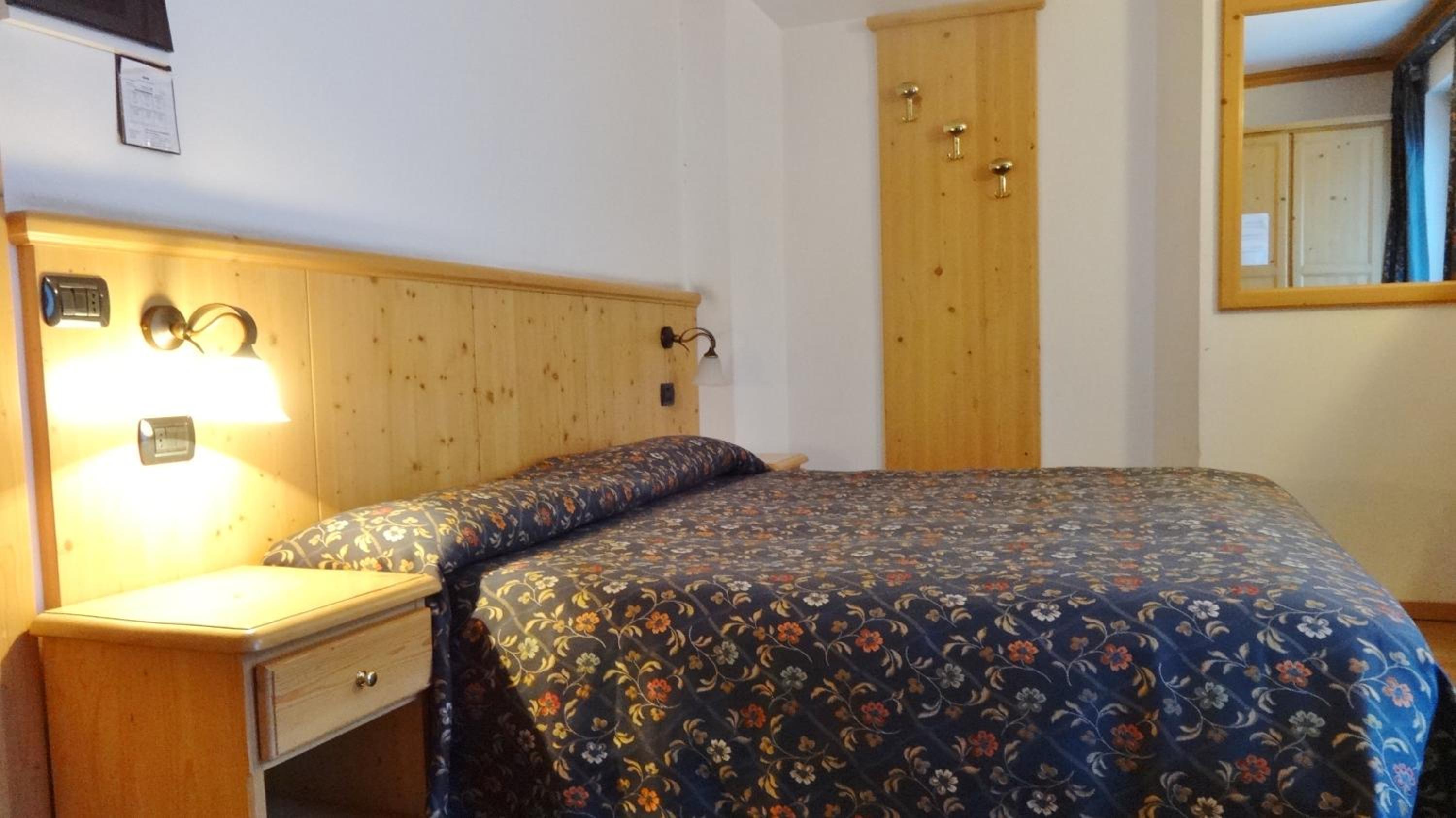 Standard Double Room - Photo 8