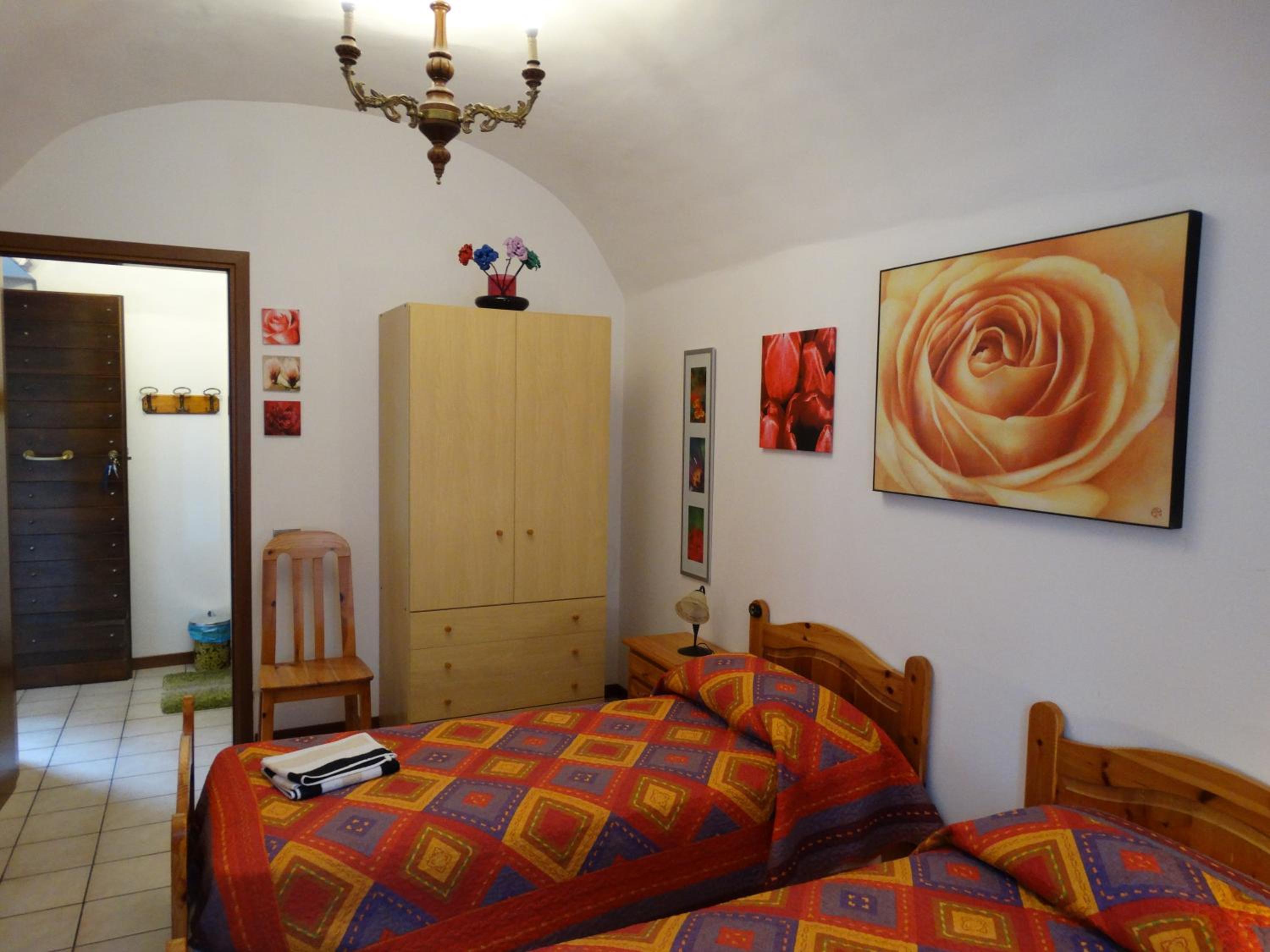 Twin Room with Private Bathroom - Photo 3