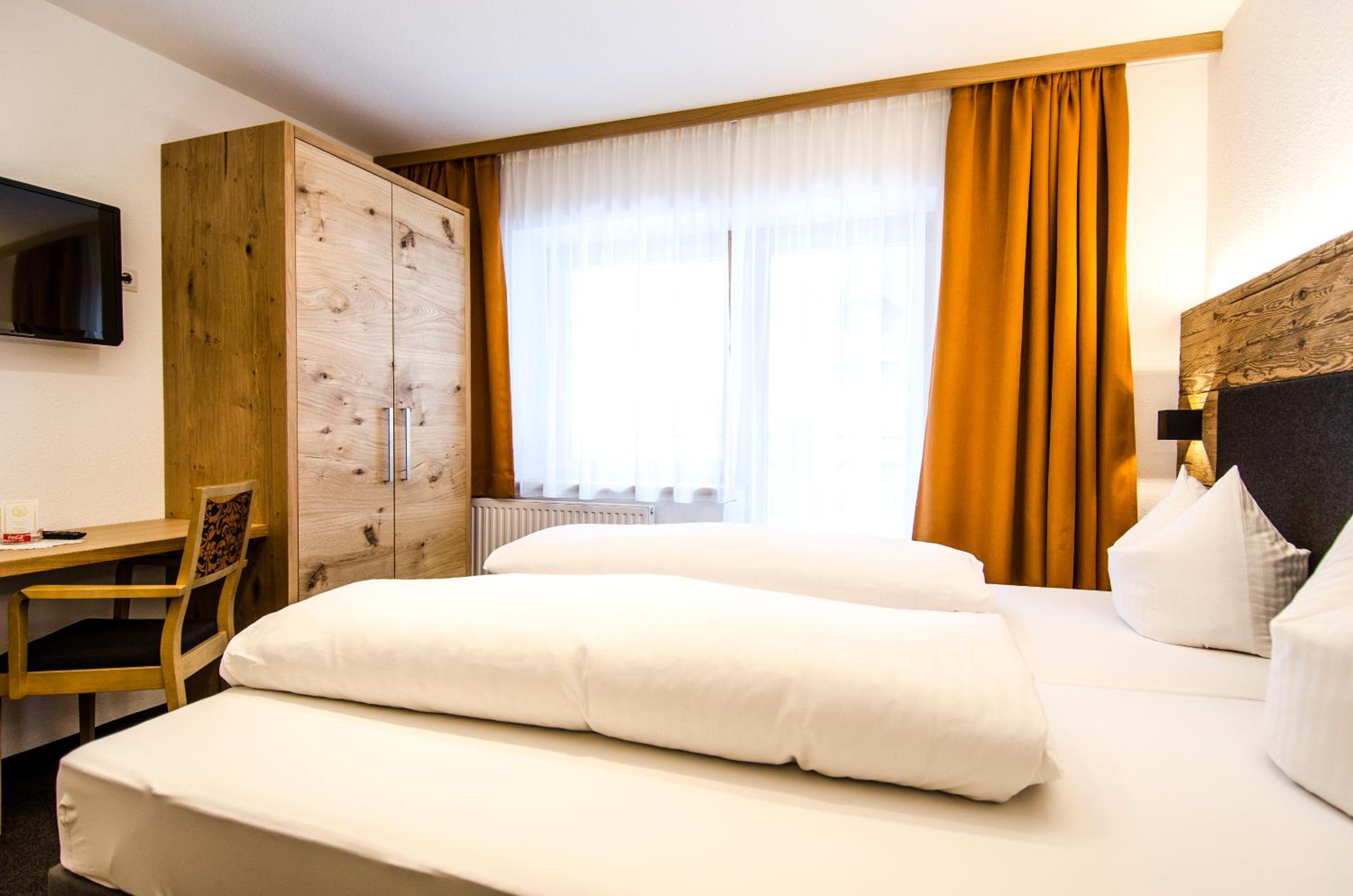 Basic Double Room with Balcony photo 1