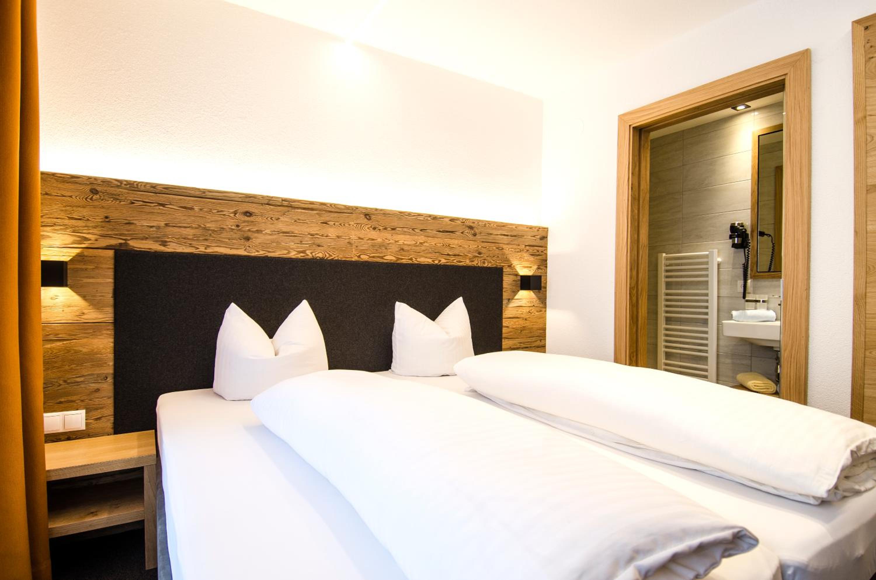 Basic Double Room with Balcony photo 2