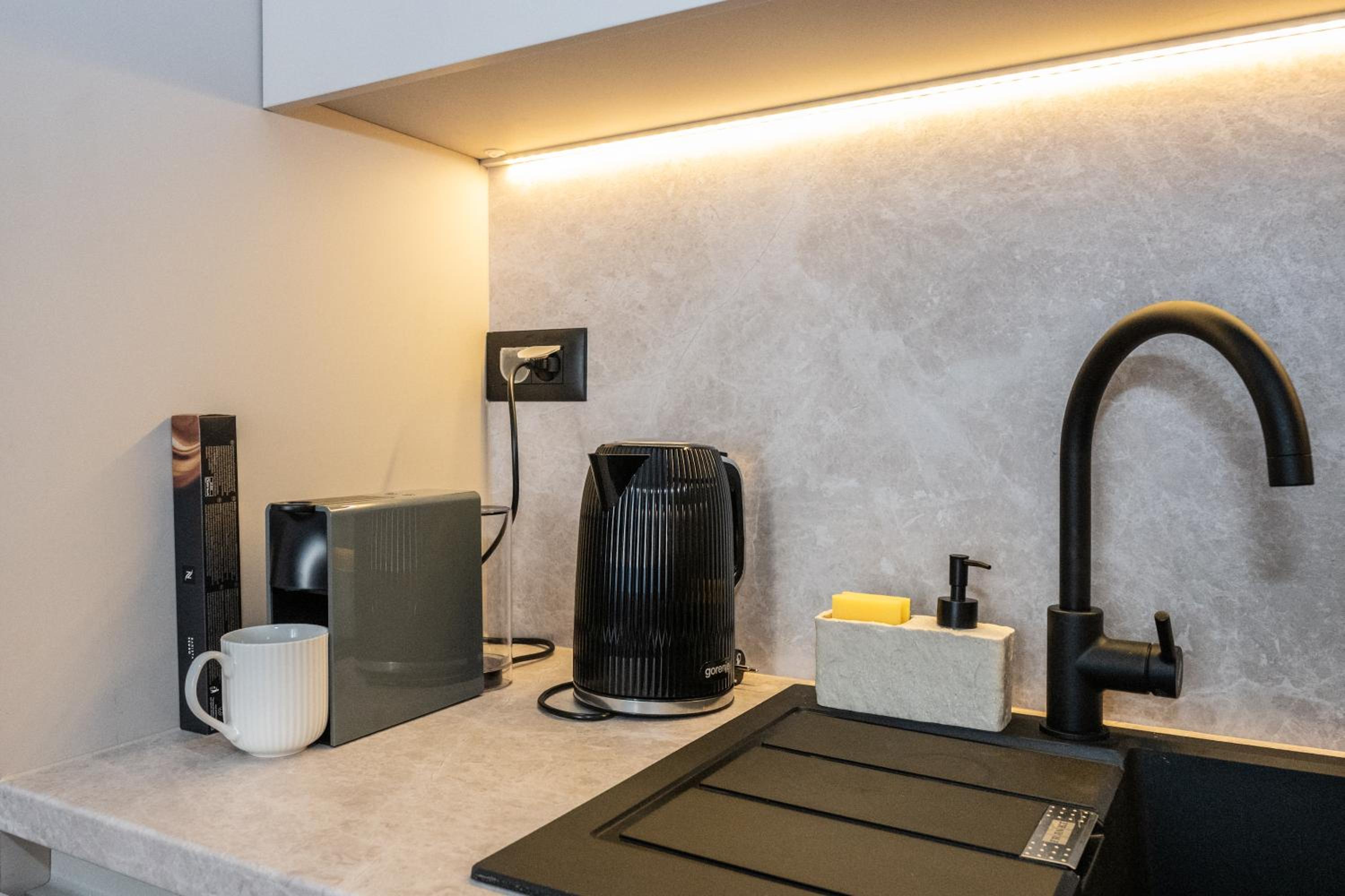 Premium Three-Bedroom Apartment with Balcony photo 2