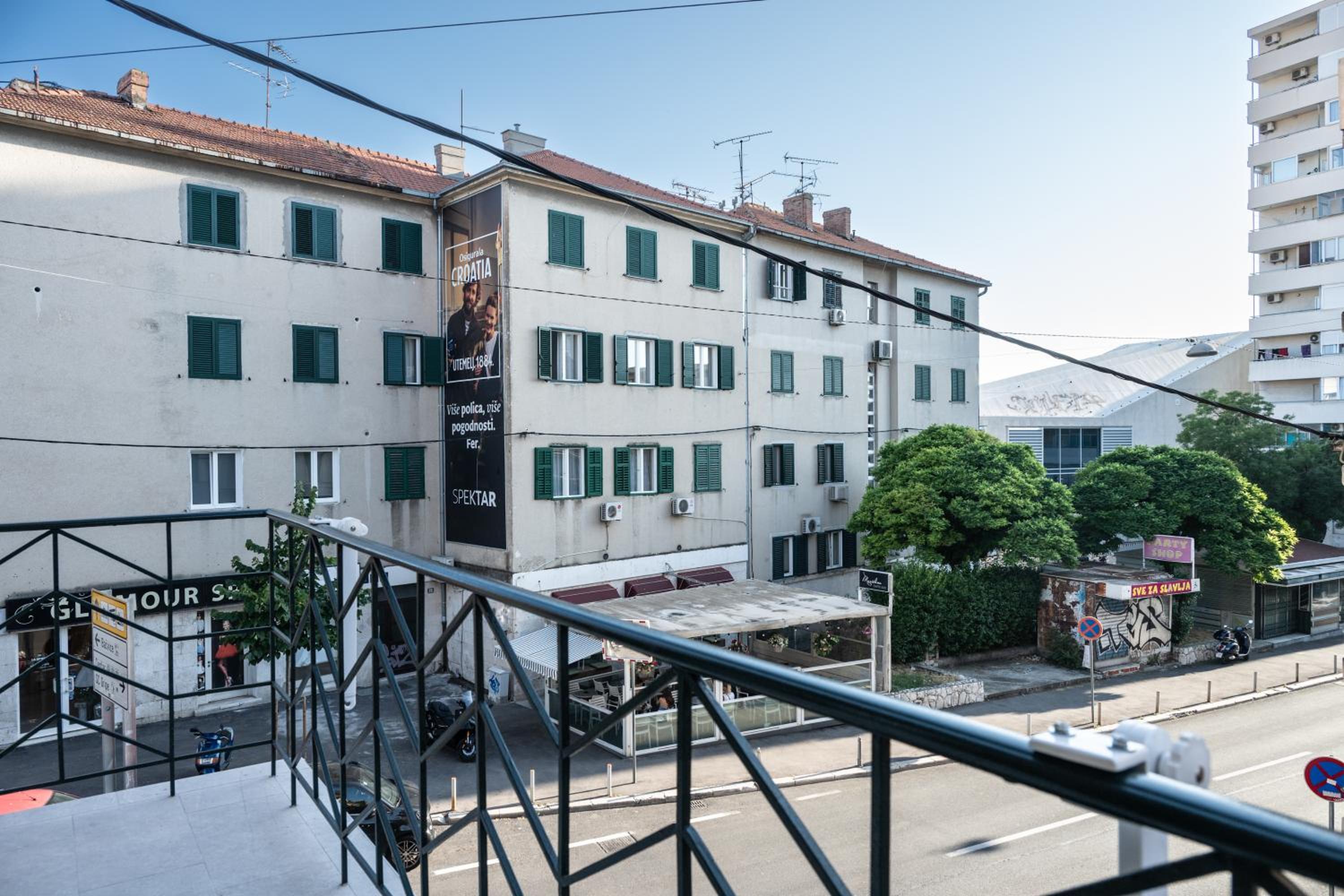 Premium Three-Bedroom Apartment with Balcony photo 3
