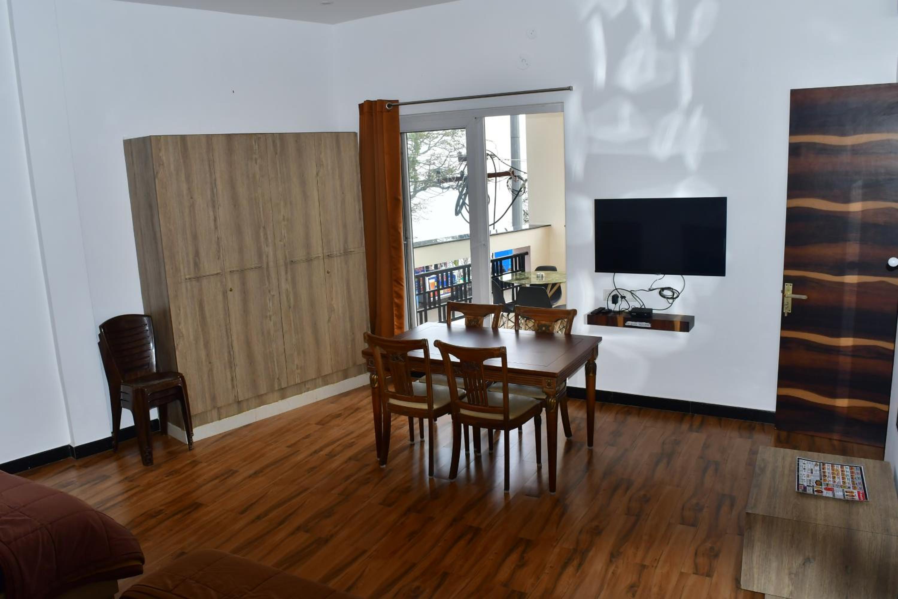Family Room with Mountain View photo 3