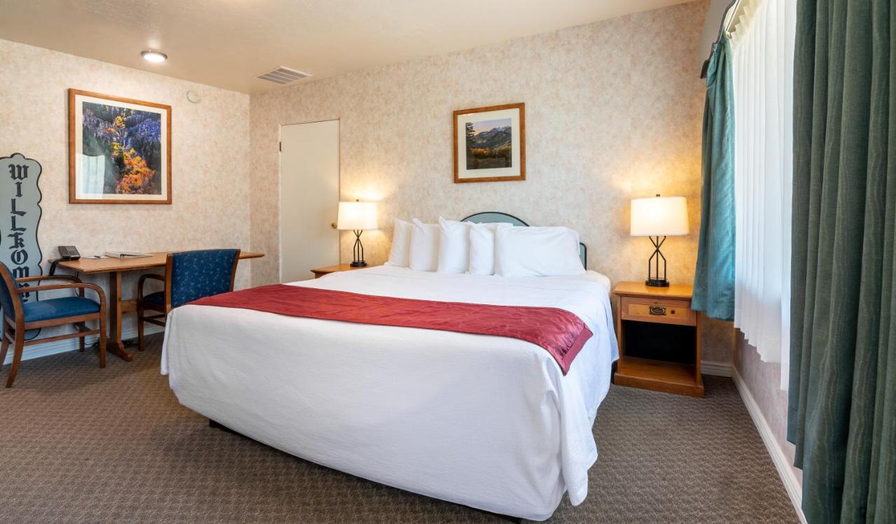 2 Bedroom, 1 Queen & 1 King Room