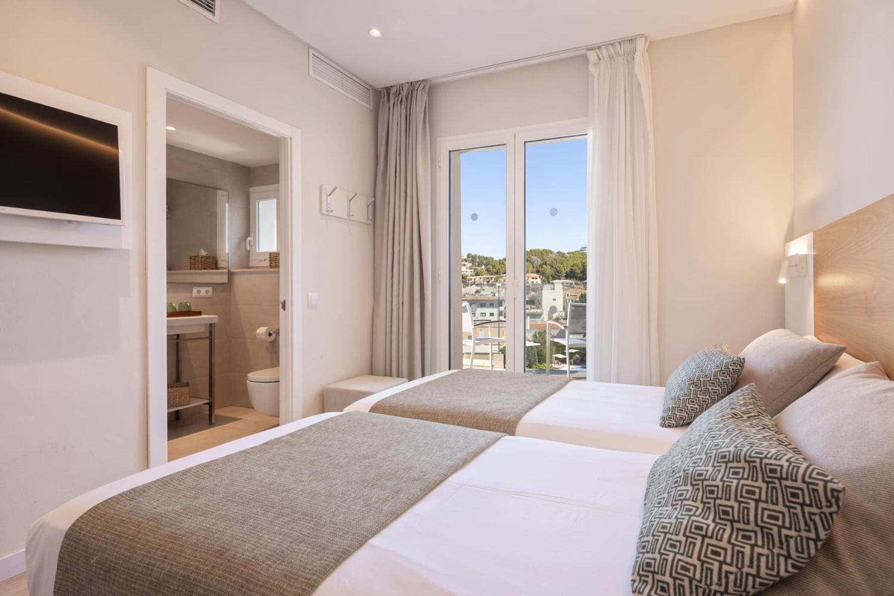 Twin Room with Sea View photo 3