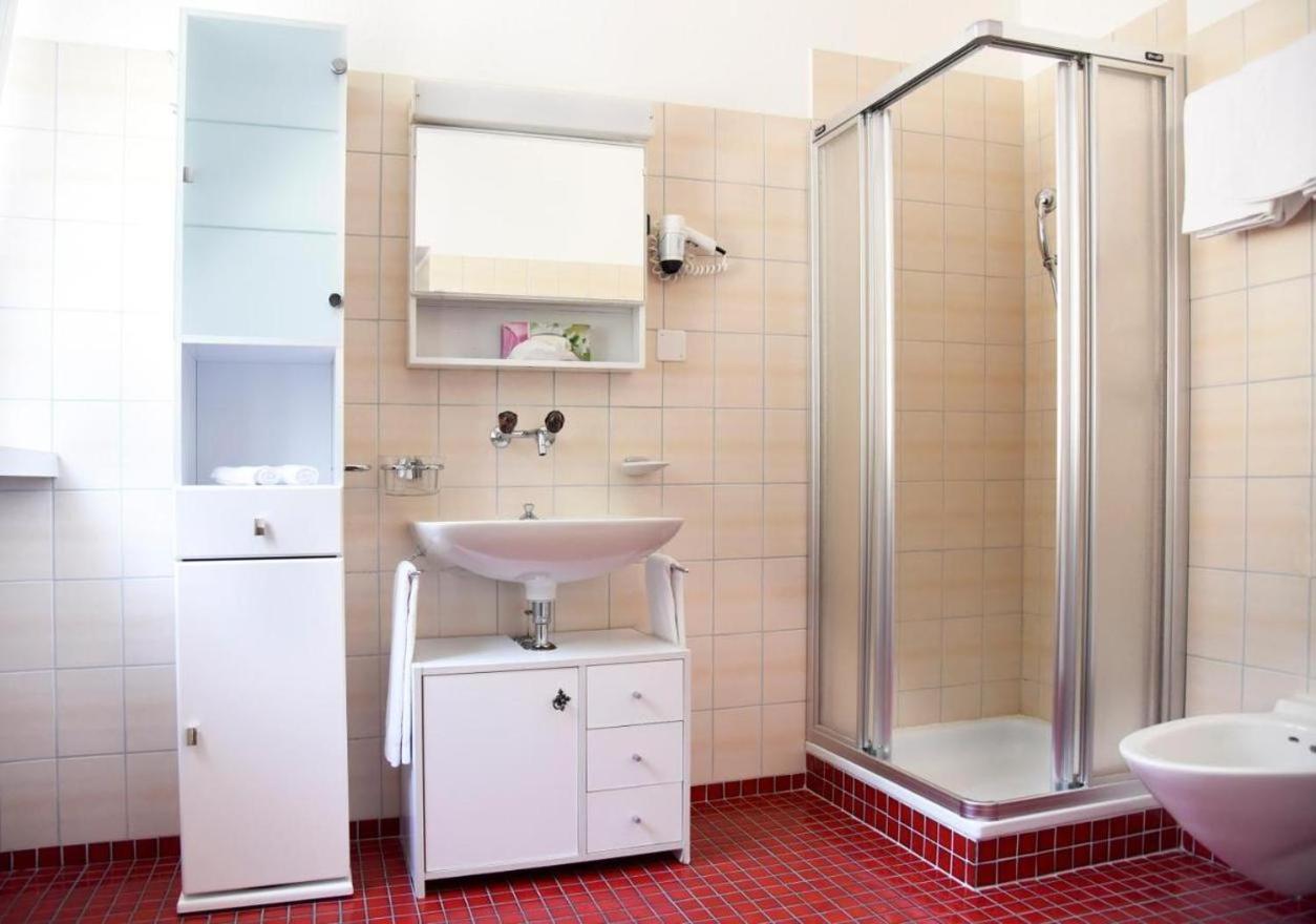 Single Room with Shared Bathroom photo 3